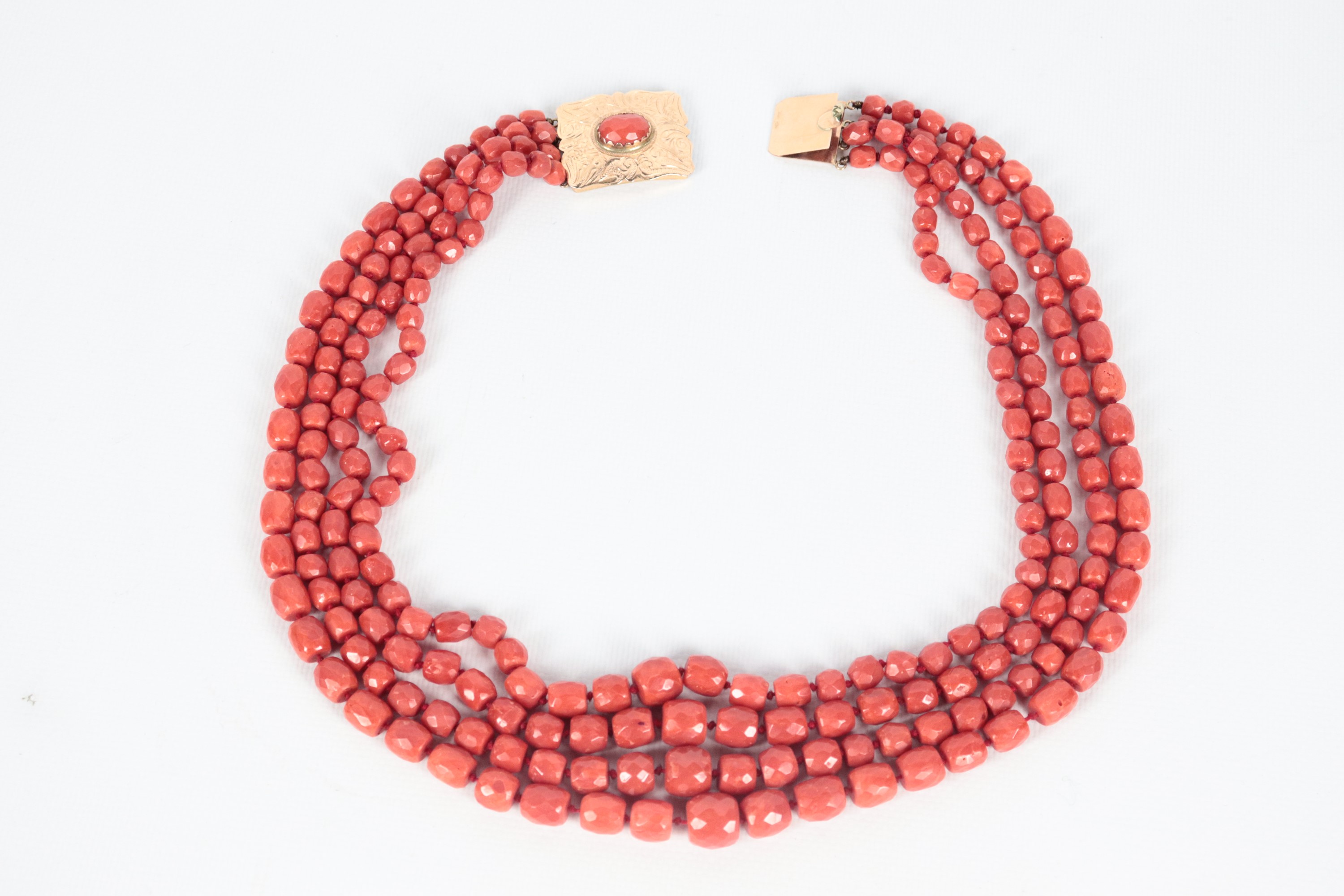 Collana in corallo rosso mediterraneo a quattro fili, con barilotti sfaccettati a gradazione e ch...