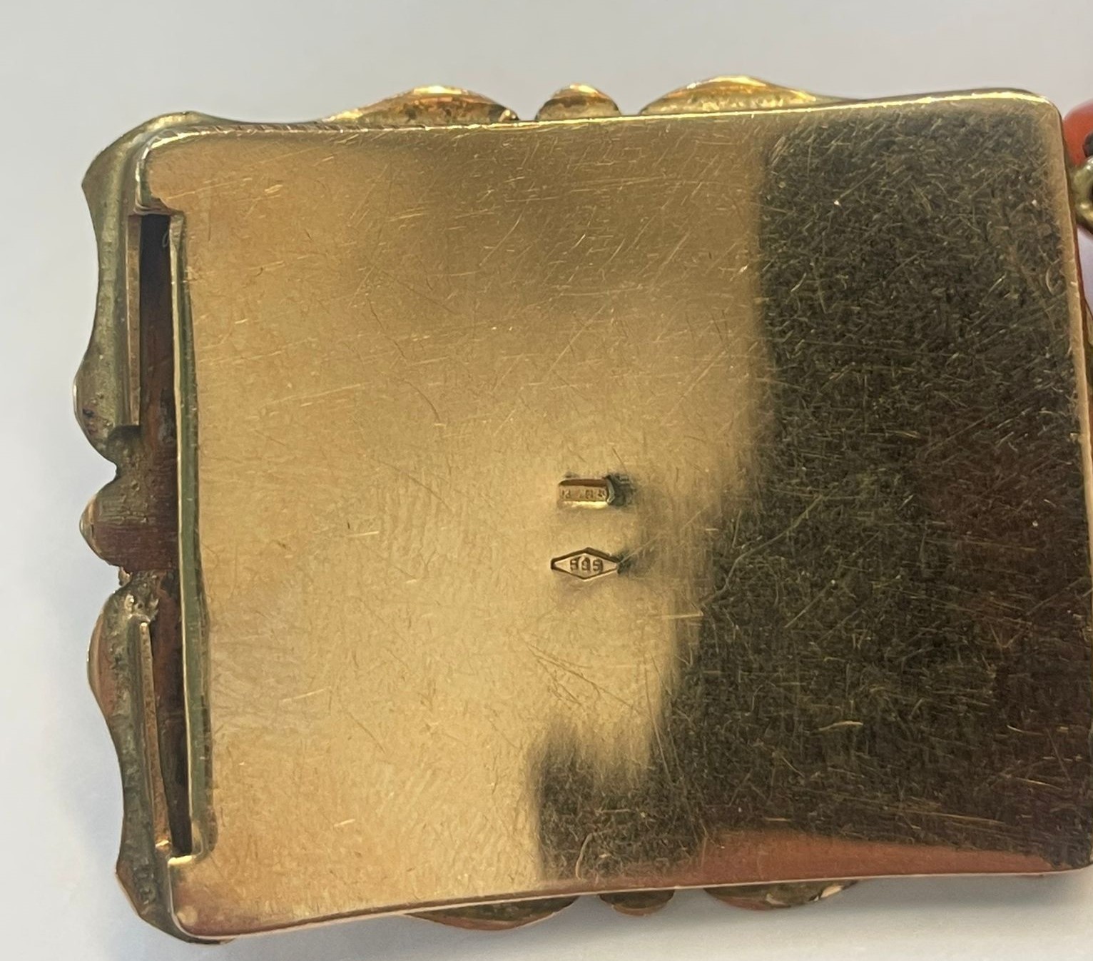 Collana in corallo rosso mediterraneo a quattro fili, con barilotti sfaccettati a gradazione e ch...