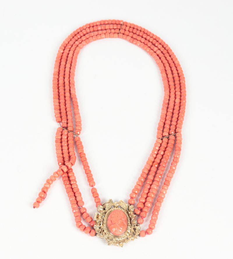 Collana in corallo mediterraneo rosso-arancio a quattro fili, con barilotti sfaccettati e chiusur...