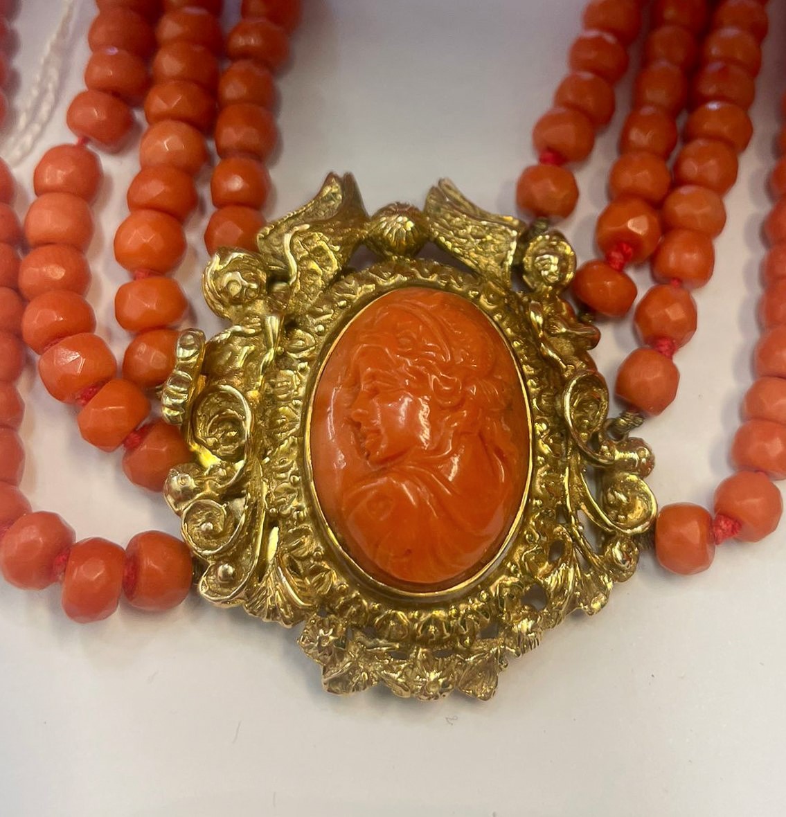Collana in corallo mediterraneo rosso-arancio a quattro fili, con barilotti sfaccettati e chiusur...