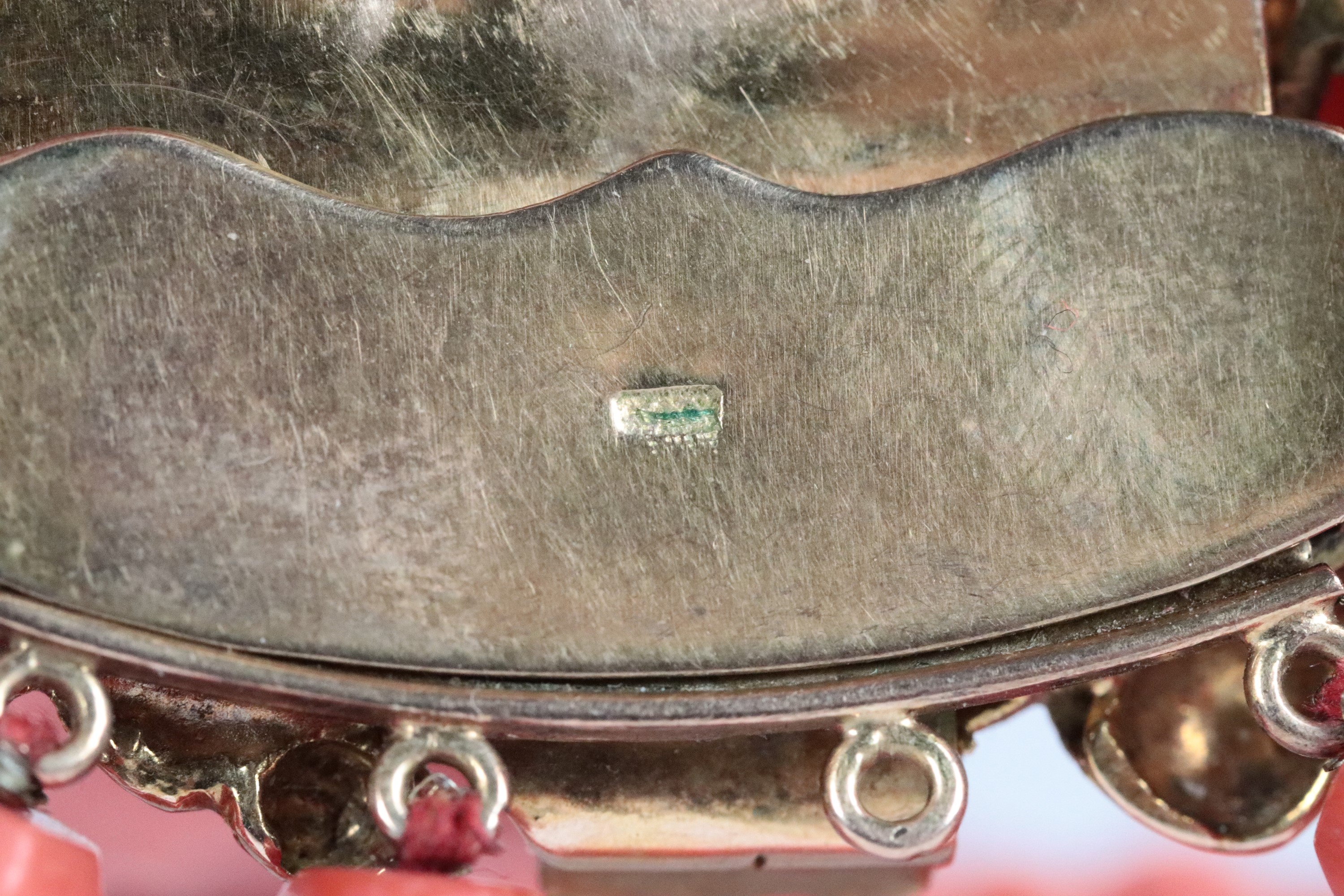 Collana in corallo mediterraneo rosso-arancio a quattro fili, con barilotti sfaccettati e chiusur...