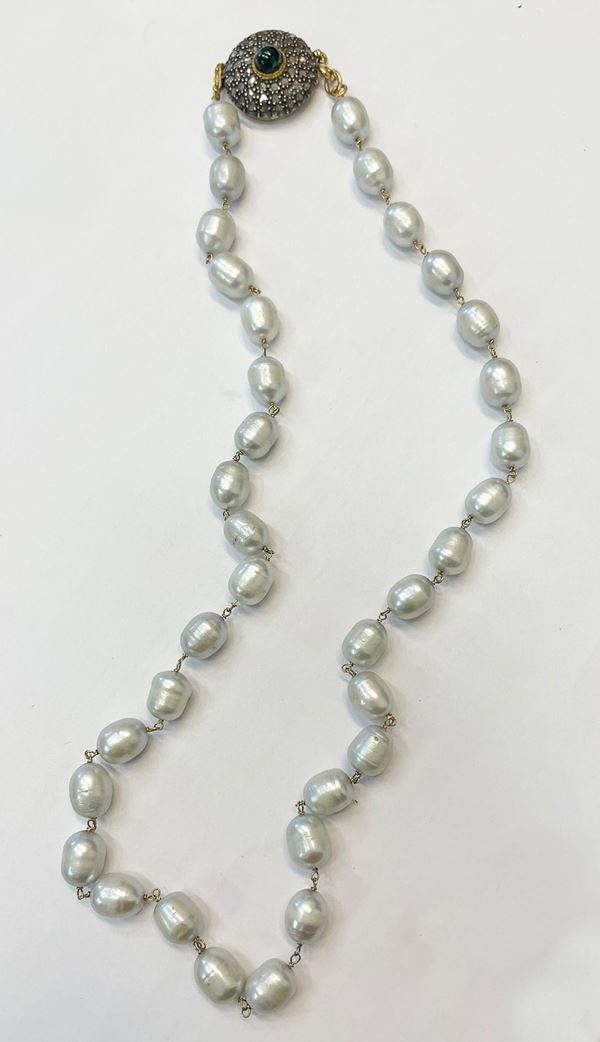 Collana di perle d'acqua dolce ad un filo, chiusura in oro giallo 18kt e argento con tormalina e  rose di diamanti. Manifattura Inizio XX Secolo