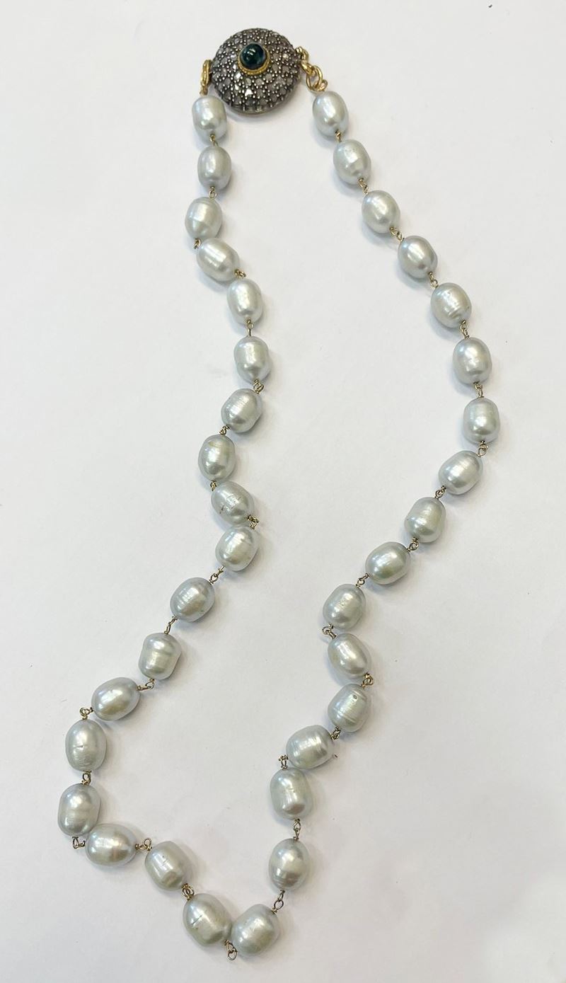 Collana di perle d'acqua dolce ad un filo, chiusura in oro giallo 18kt e argento con tormalina e ...