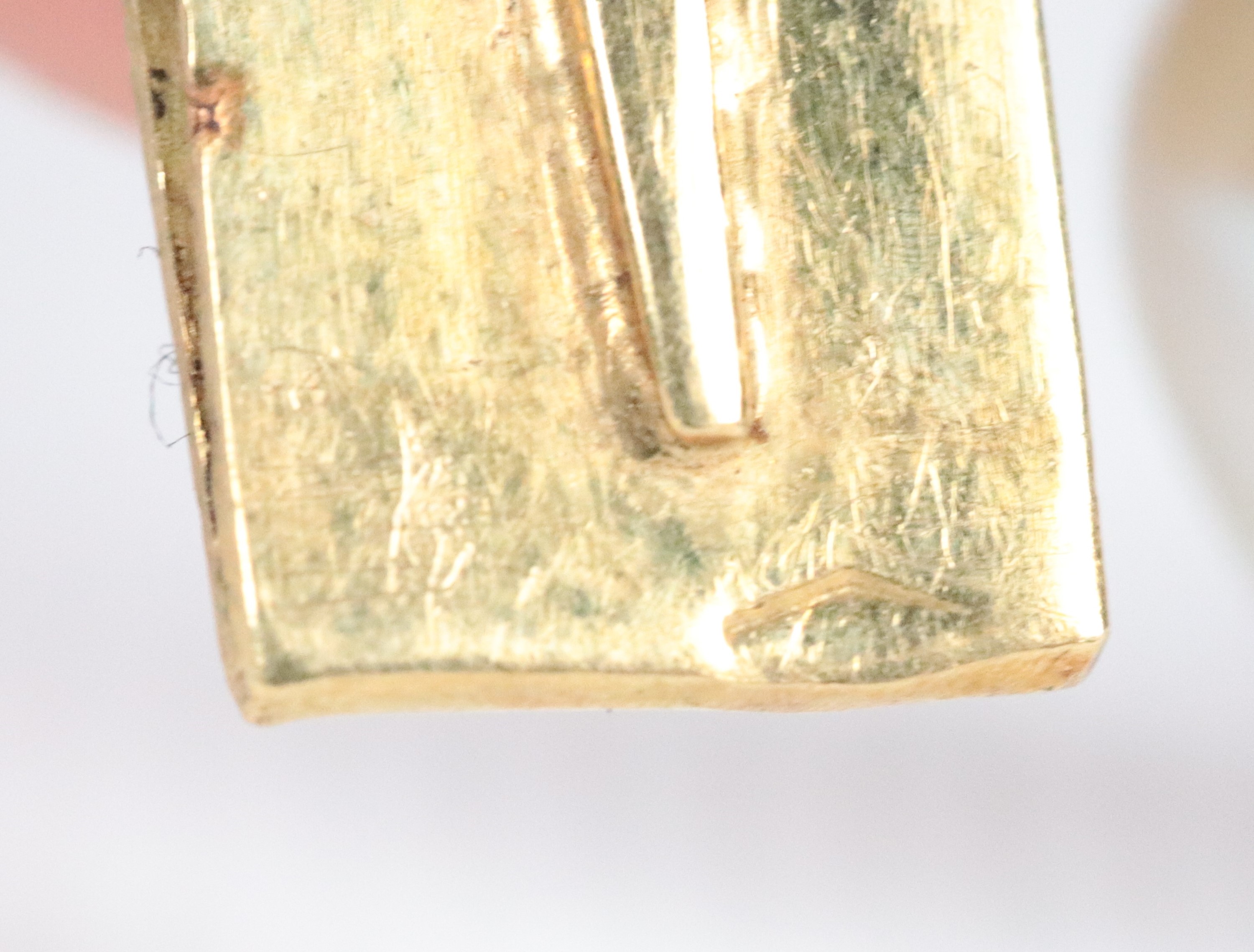 Collana di perle d'acqua dolce ad un filo, chiusura in oro giallo 18kt e argento con tormalina e ...