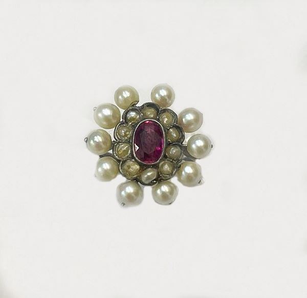 Anello in argento e oro 9kt con perle e piccolo rubino centrale. L'anello è da risaldare. Manifattura Inizio XX Secolo