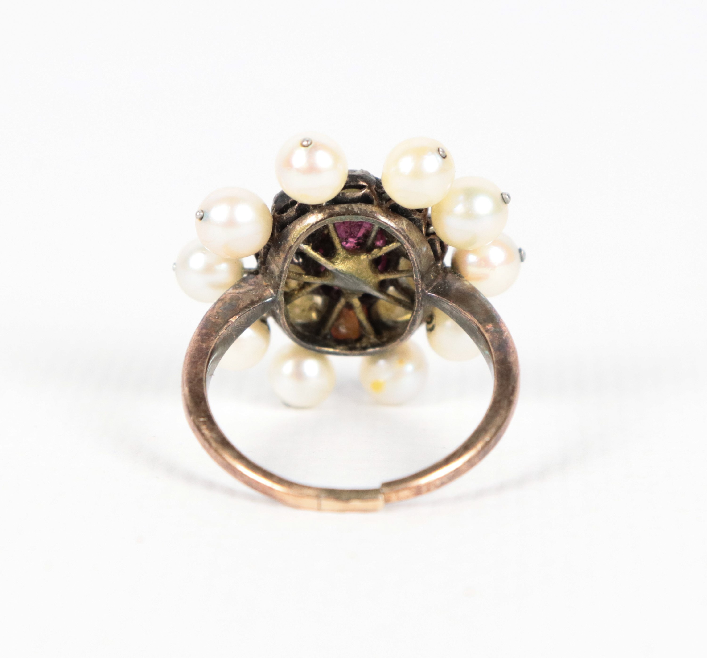 Anello in argento e oro 9kt con perle e piccolo rubino centrale. L'anello è da risaldare. Manifat...