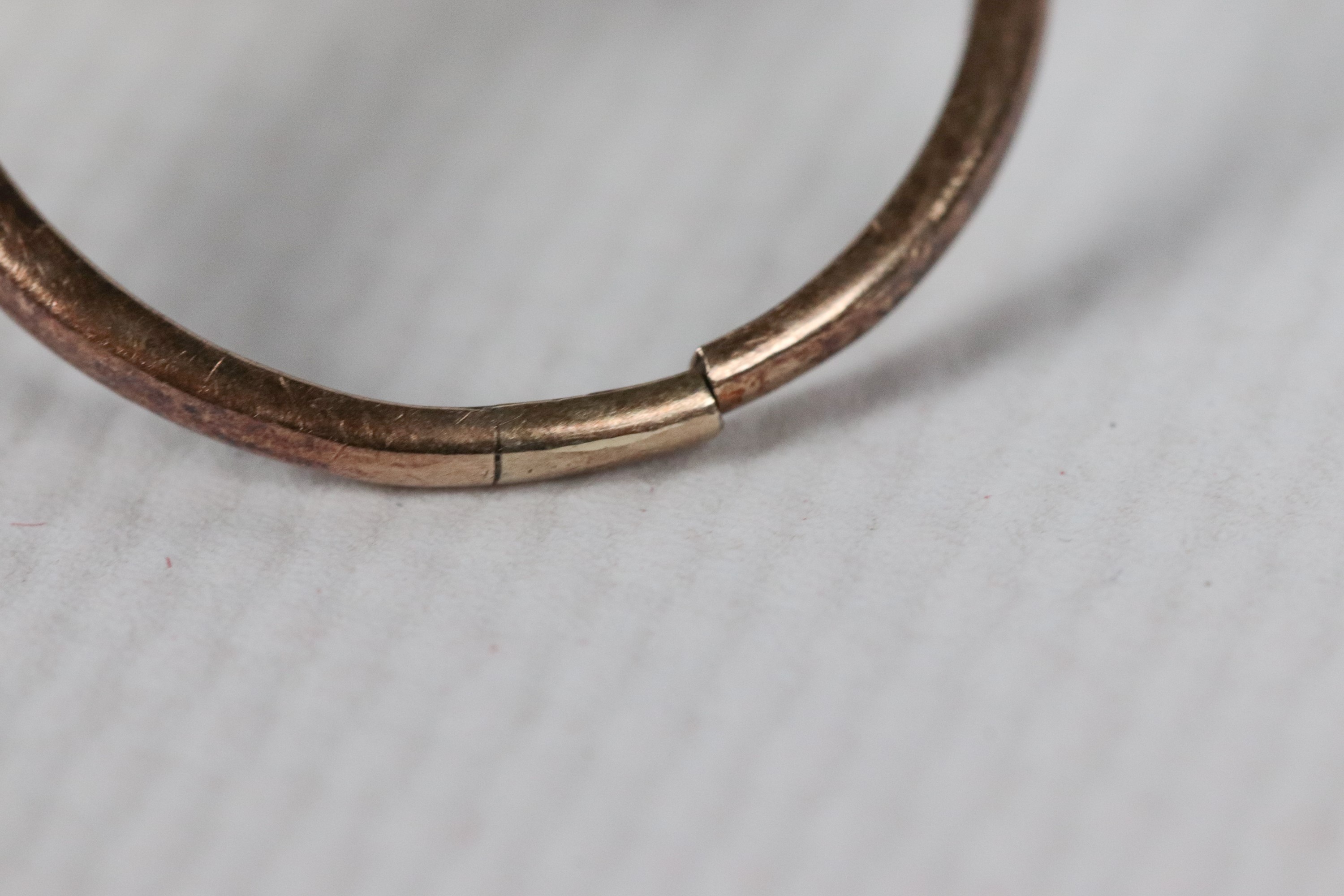 Anello in argento e oro 9kt con perle e piccolo rubino centrale. L'anello è da risaldare. Manifat...