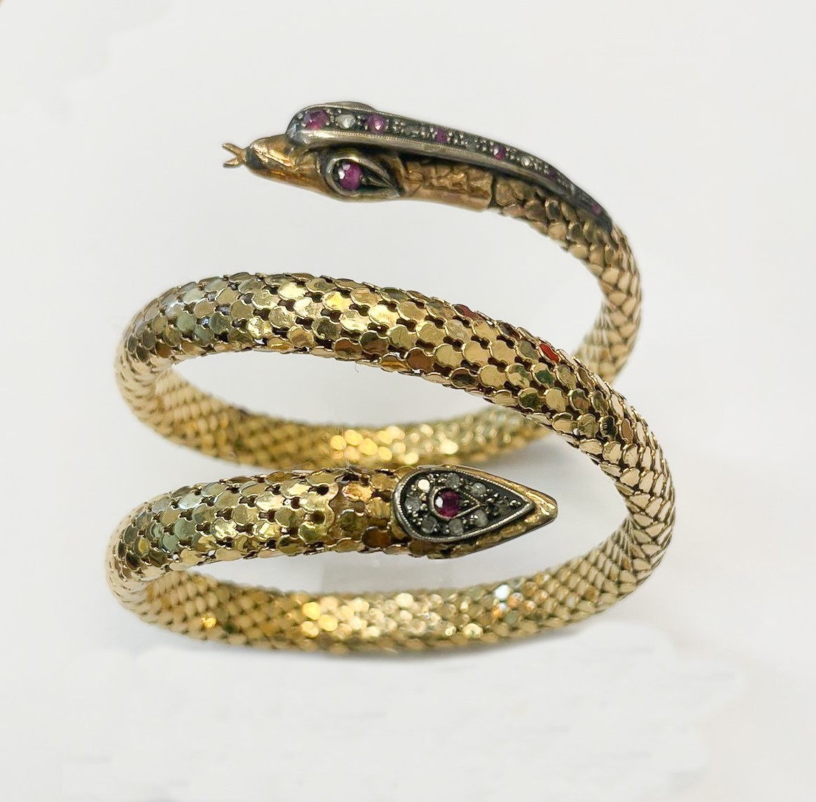 Bracciale a serpente in oro giallo 18kt, sulla testa e sulla coda piccoli diamanti e rubini incas...