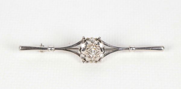 18kt white gold brooch with small diamond in the center, gr. 9.4