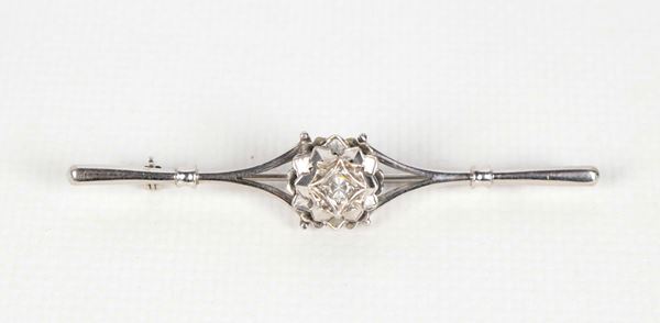 Spilla in oro bianco 18kt con al centro piccolo diamante, gr. 9,4