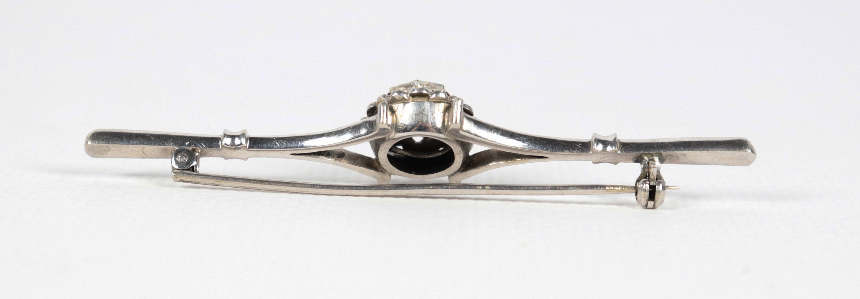 Spilla in oro bianco 18kt con al centro piccolo diamante, gr. 9,4