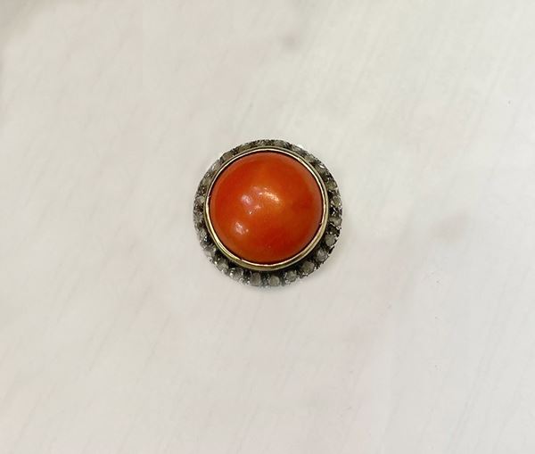 Anello in oro giallo 18kt e argento con corallo centrale contornato da rose di diamanti, gr. 12,5. Manifattura Inizio XX Secolo