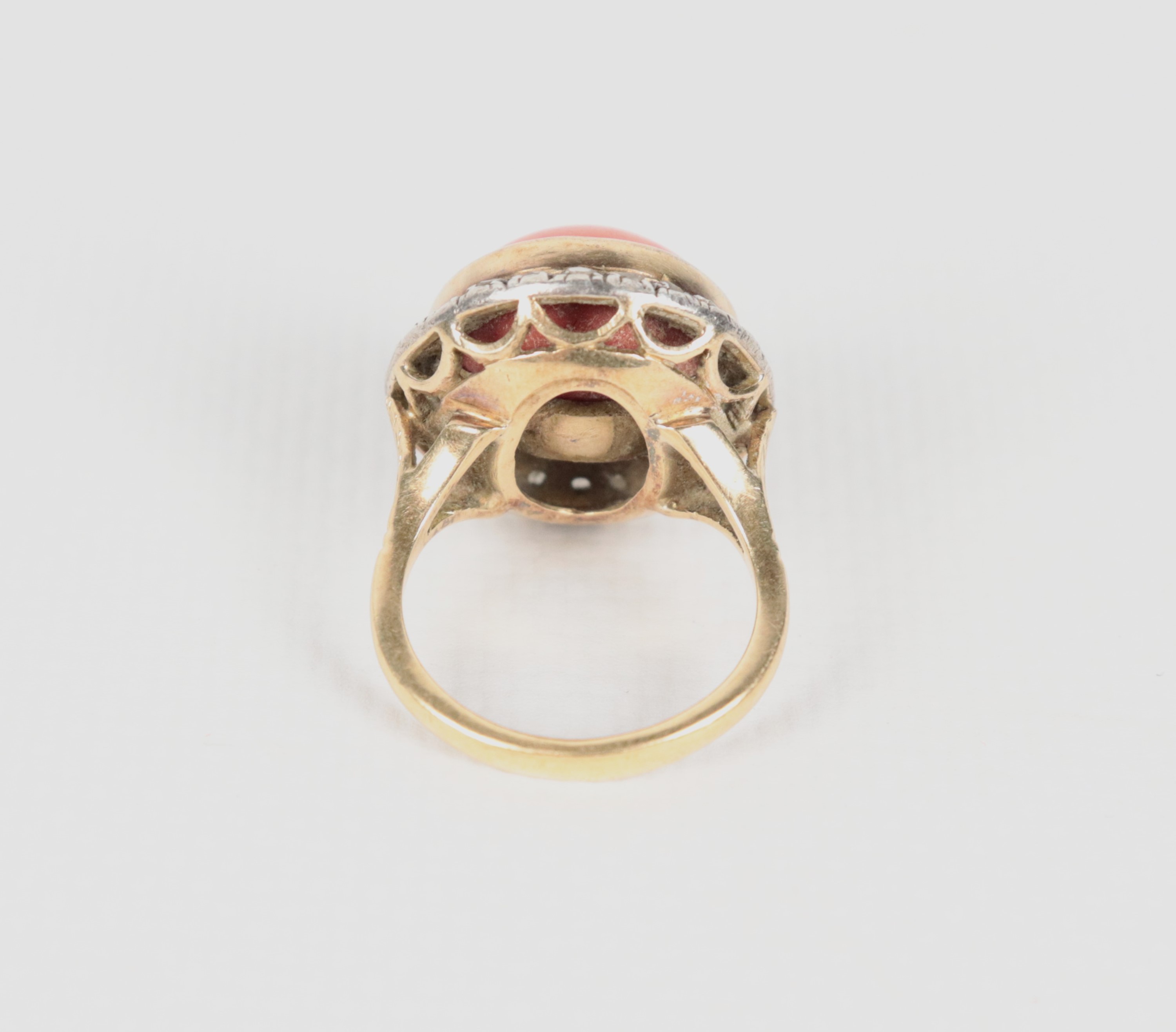 Anello in oro giallo 18kt e argento con corallo centrale contornato da rose di diamanti, gr. 12,5...