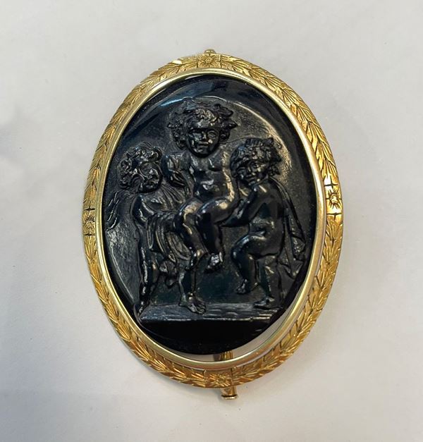 Spilla con cammeo in pasta vitrea nera montato in oro giallo 18kt