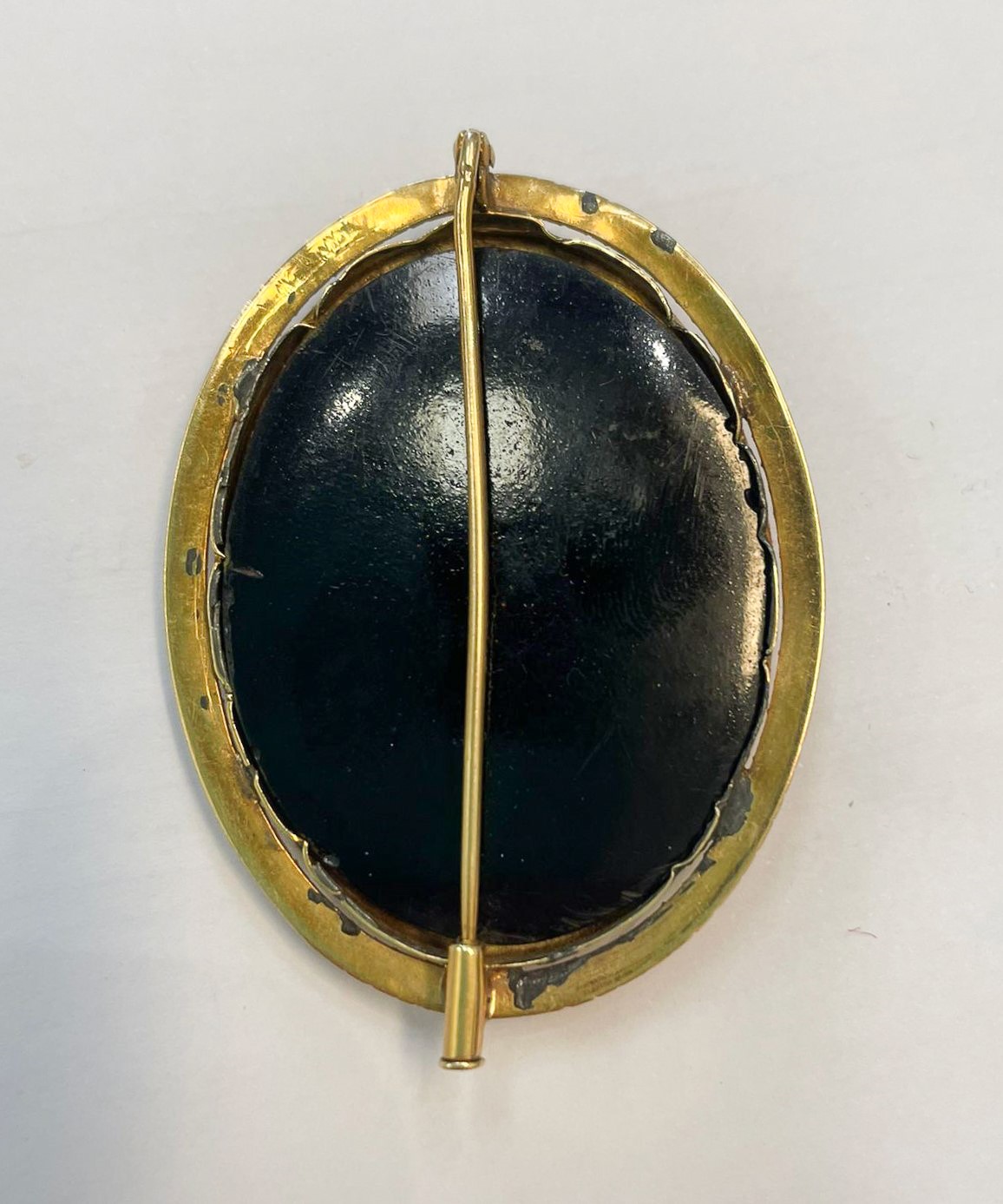 Spilla con cammeo in pasta vitrea nera montato in oro giallo 18kt