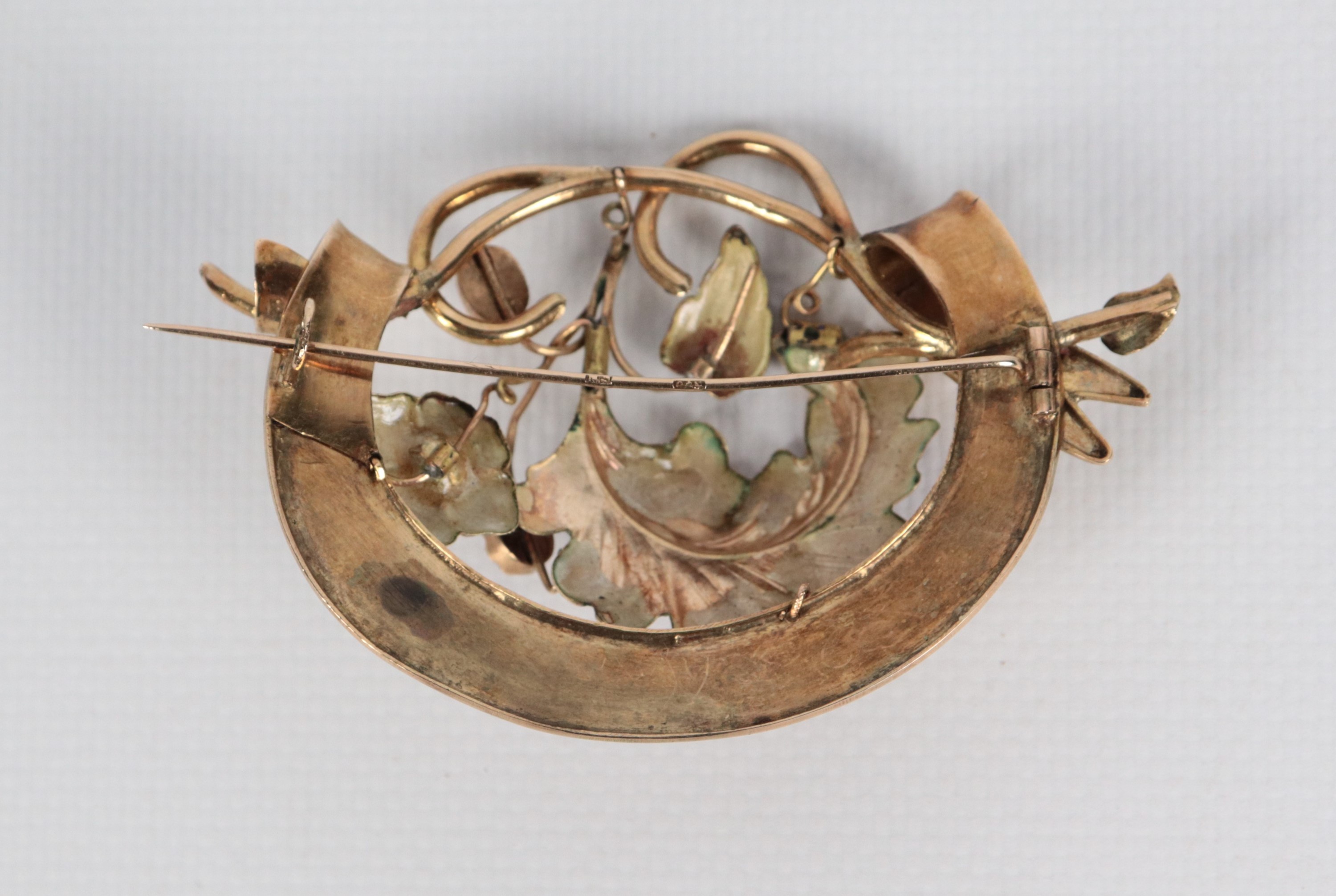 Spilla in oro giallo 9kt con smalti e piccole pietre rosa, gr. 19,5. Manifattura Inizio XX Secolo