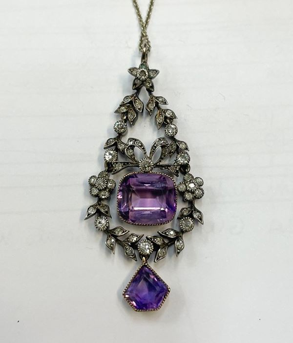 Pendente in oro giallo 9kt e argento con ametiste e piccoli diamanti gr. 7, catenina in argento. Manifattura Inizio XX Secolo