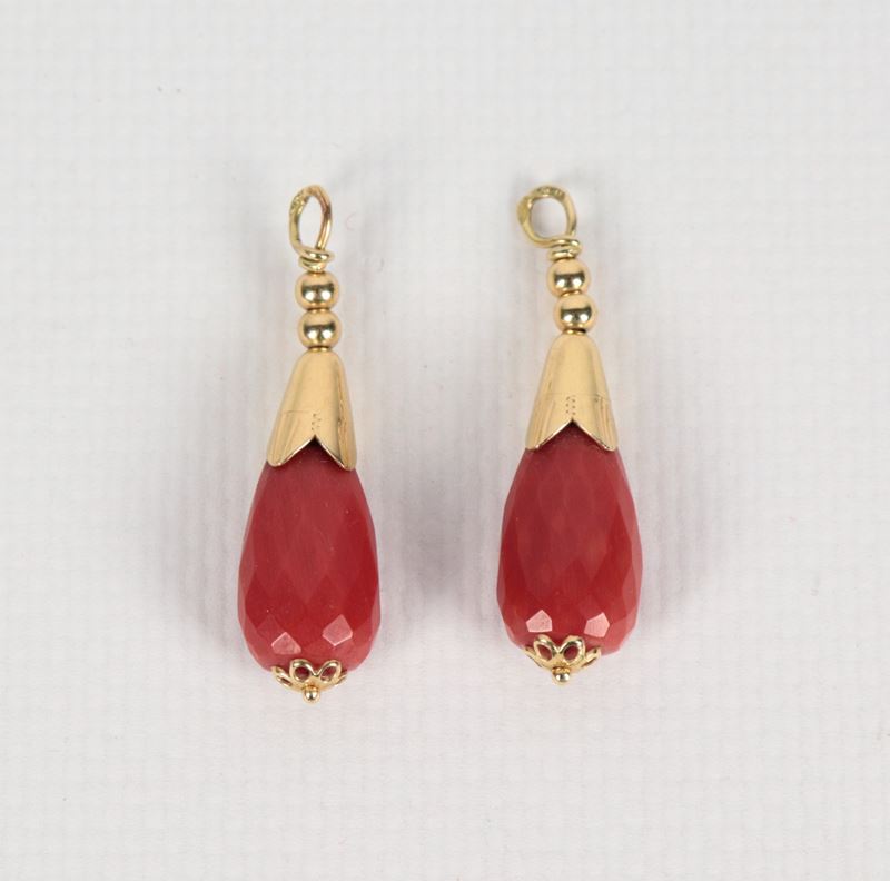 Coppia di ciondoli a goccia in corallo rosso sfaccettato, montati in oro 18kt, gr. 6,6
