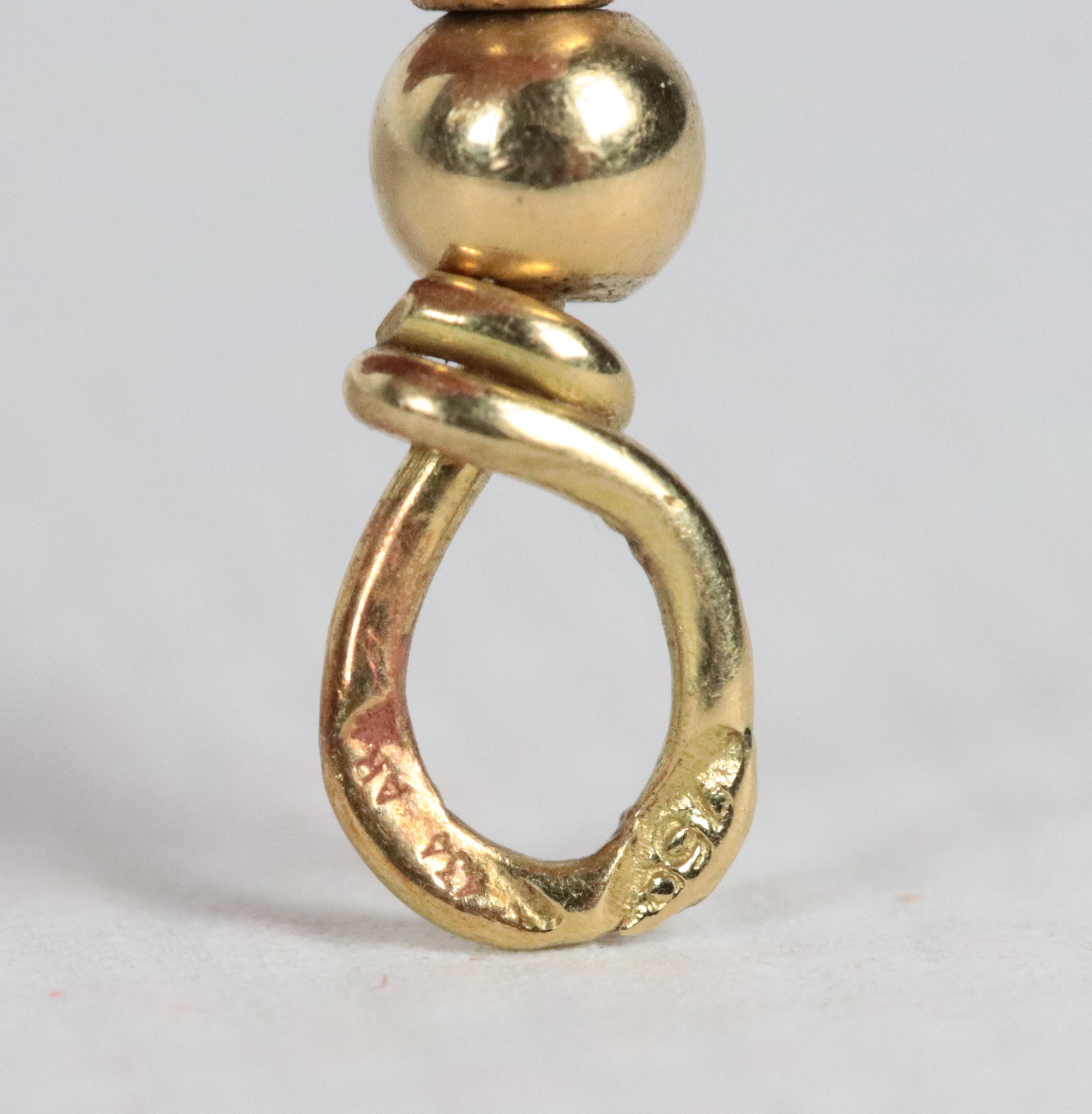 Coppia di ciondoli a goccia in corallo rosso sfaccettato, montati in oro 18kt, gr. 6,6