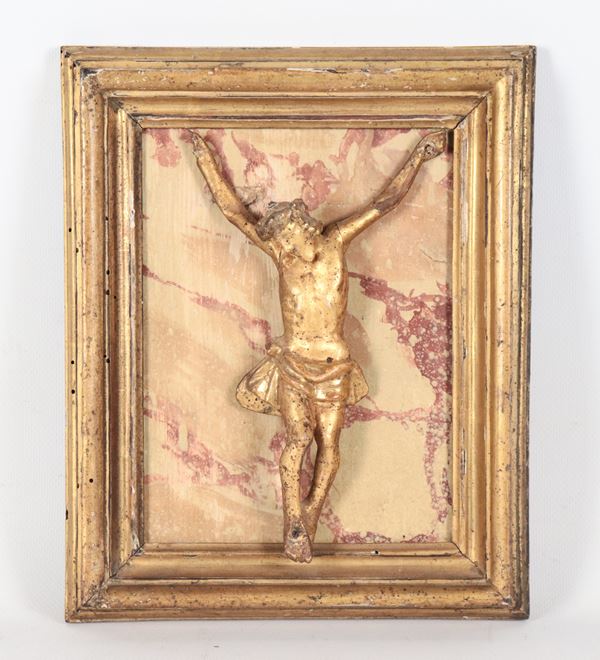 Antique small Christ in gilded and carved wood, in an antique gilded frame with a background decorated with fake marble