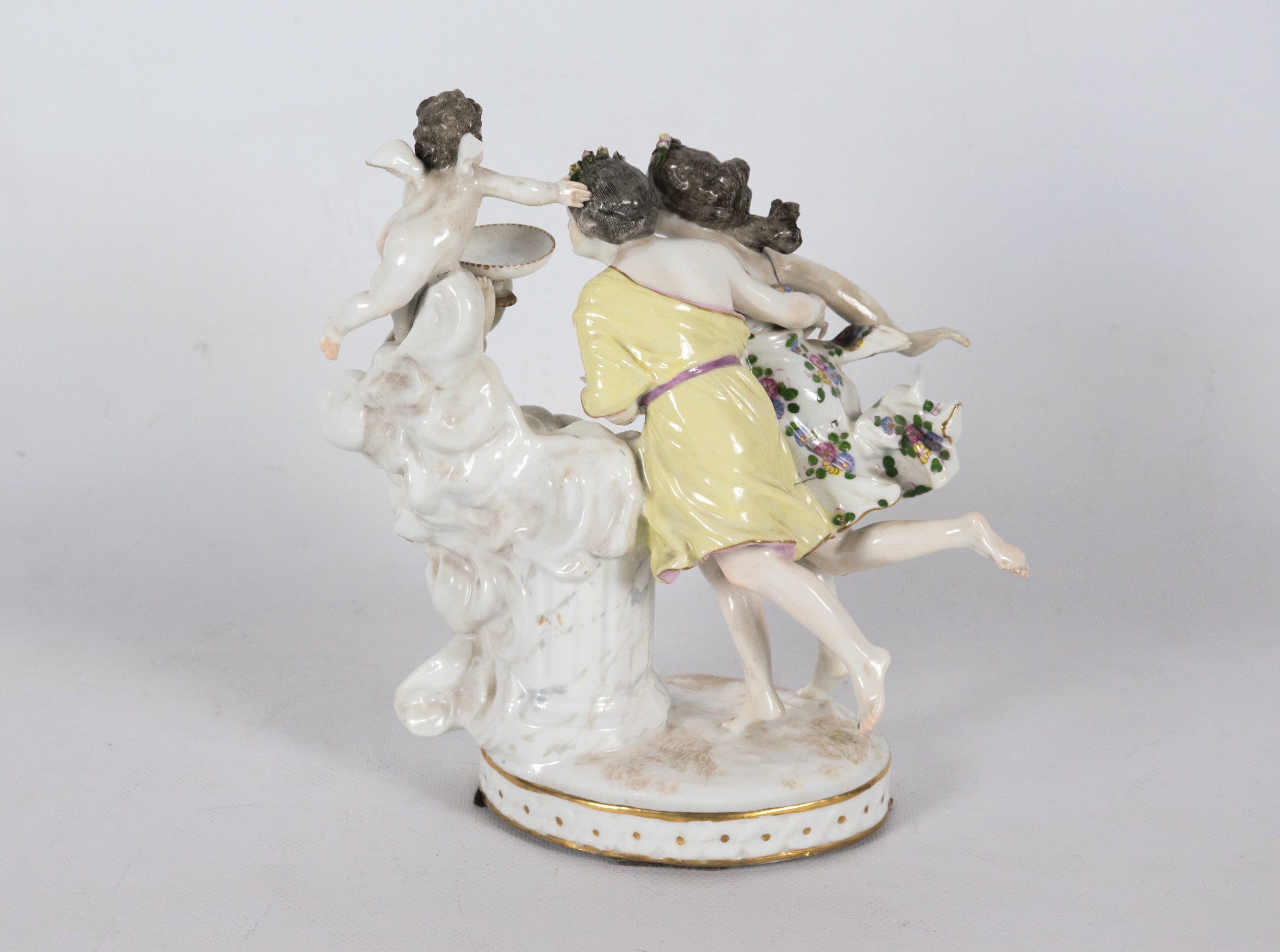 "Allegoria con Vestali e Cupidi", antico gruppo in porcellana Vienna variopinta, mancanze. XIX Se...