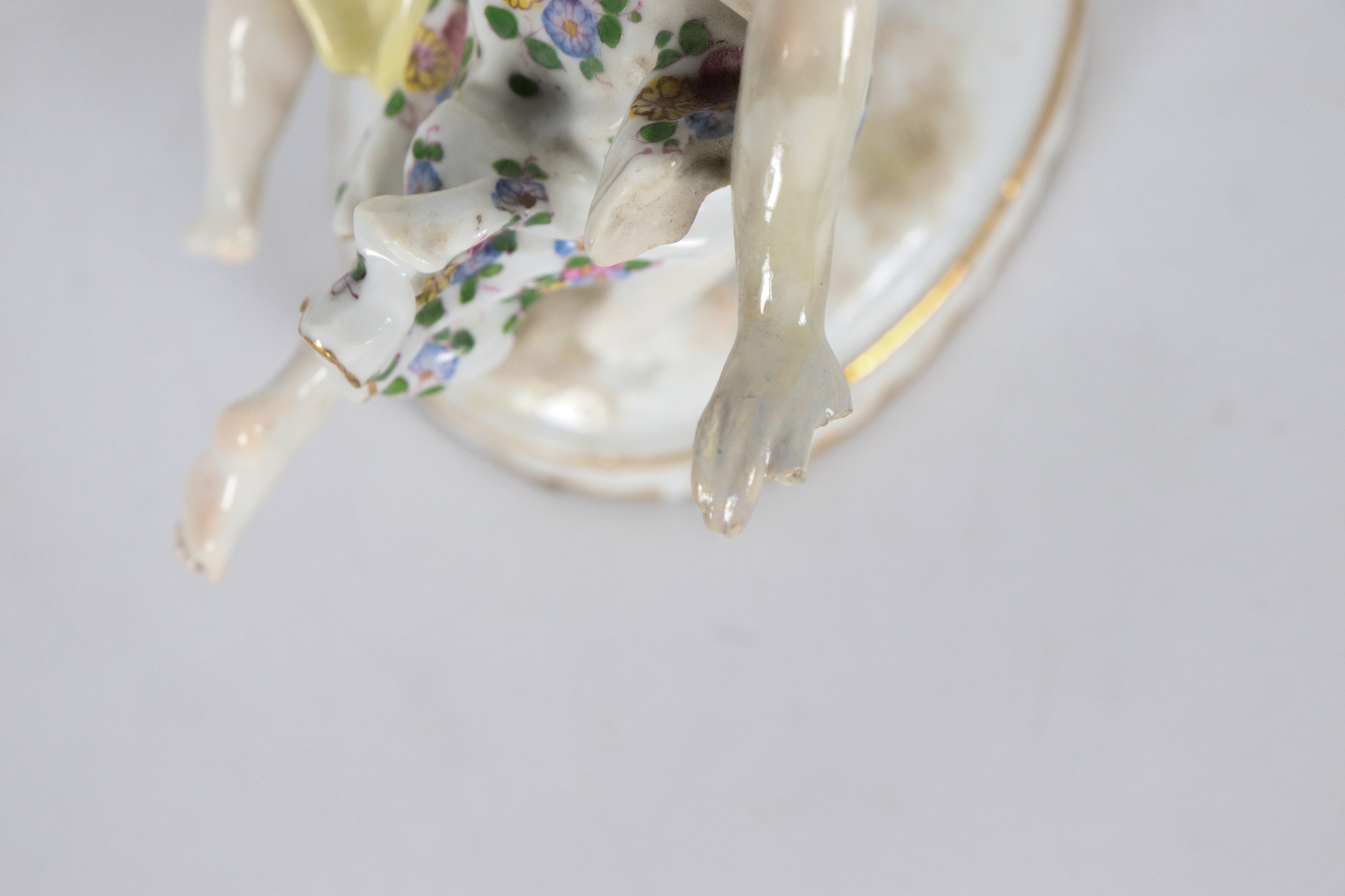 "Allegoria con Vestali e Cupidi", antico gruppo in porcellana Vienna variopinta, mancanze. XIX Se...