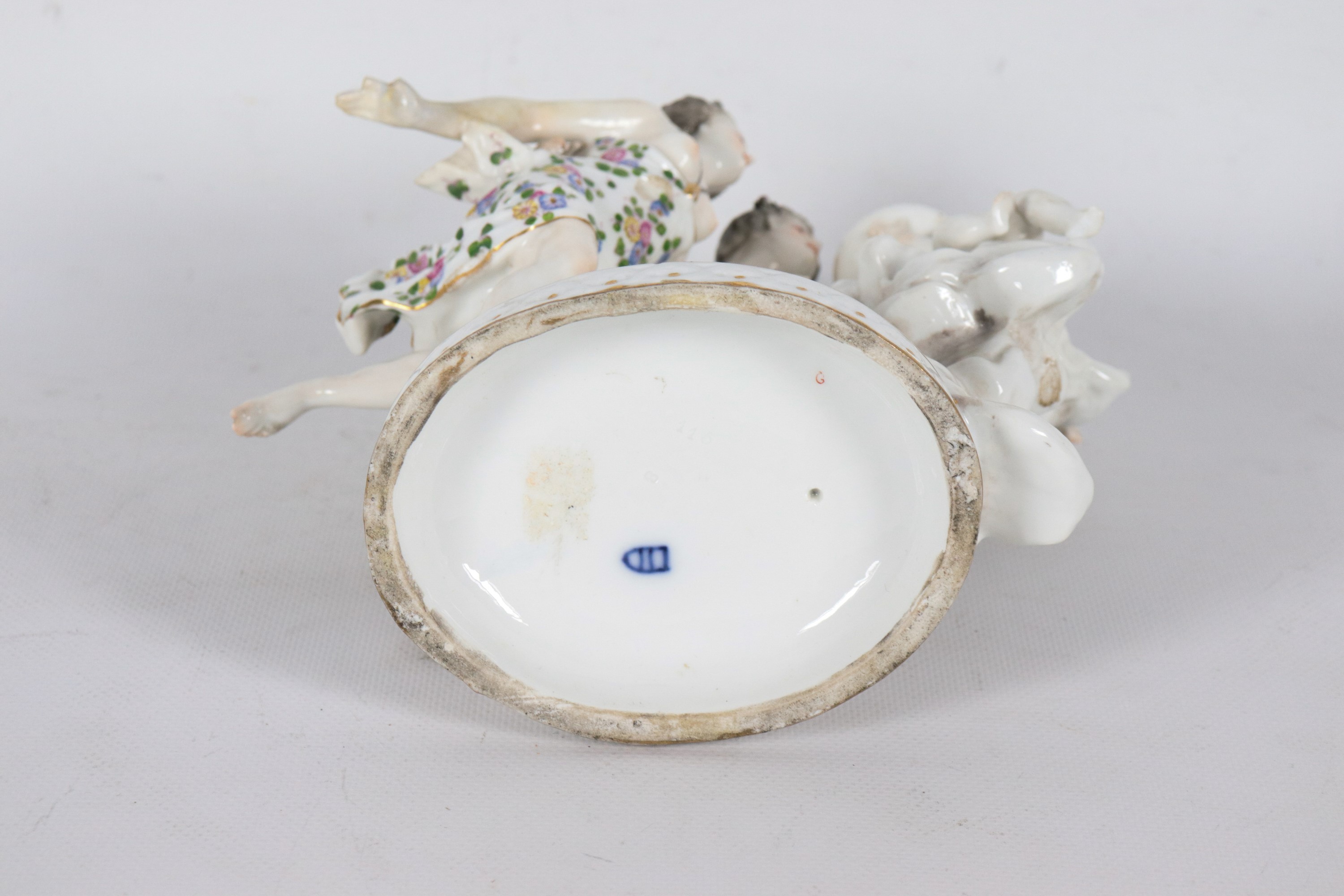 "Allegoria con Vestali e Cupidi", antico gruppo in porcellana Vienna variopinta, mancanze. XIX Se...