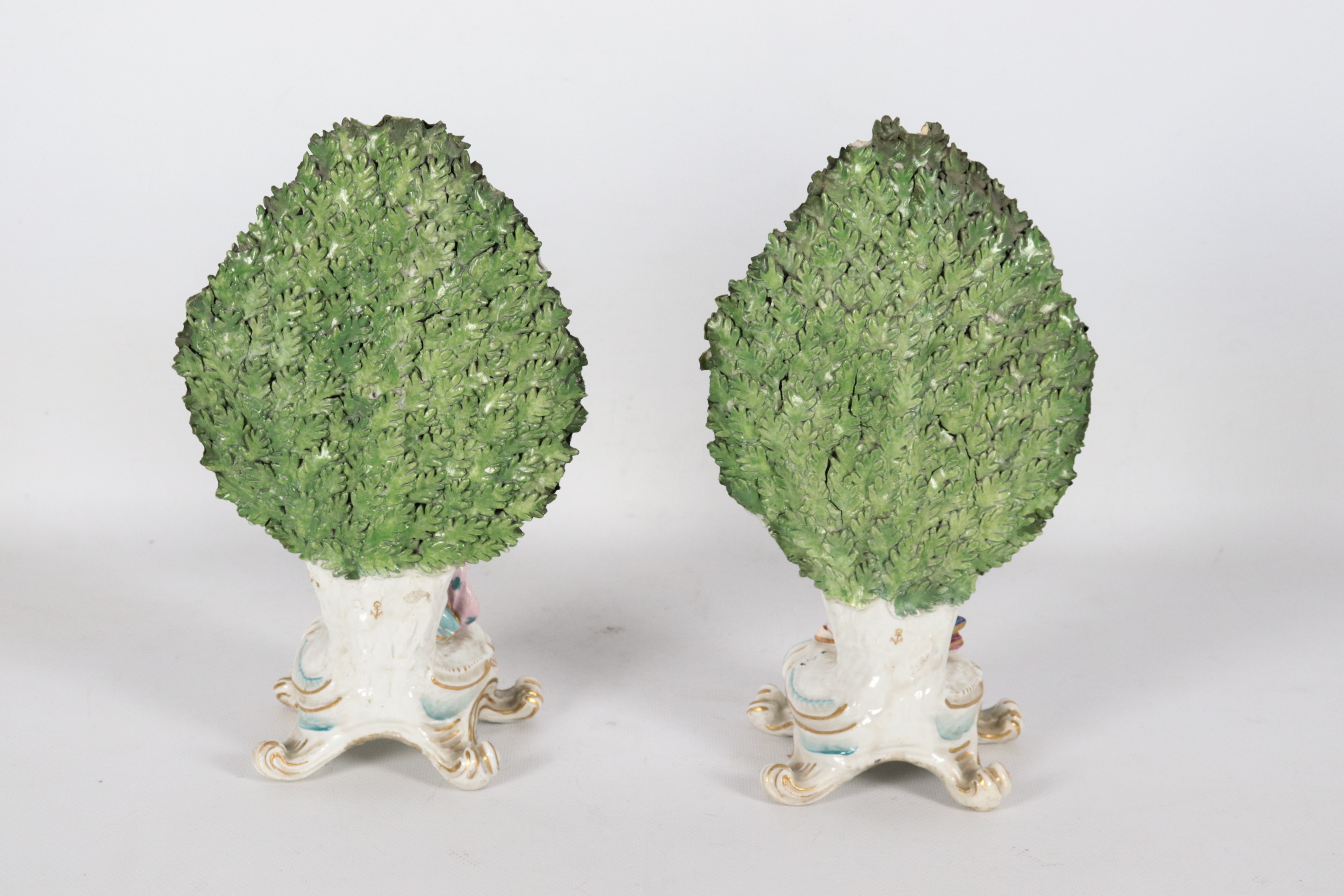 "La Musa della pittura e la Musa della letteratura", coppia di antiche sculture in porcellana var...