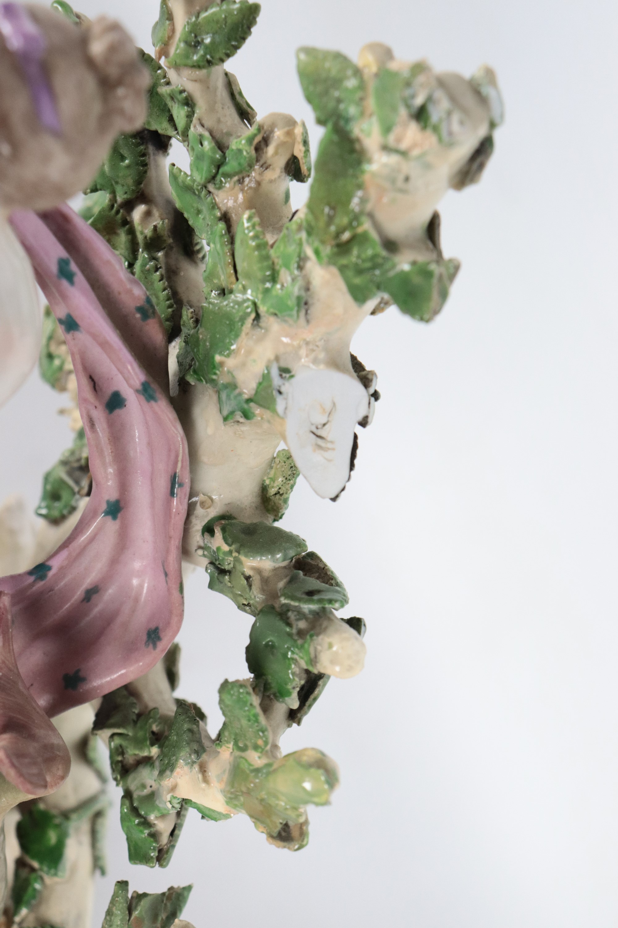 "Venere con Cupido e delfino", antico gruppo in porcellana policroma di Sassonia, difetti e qualc...