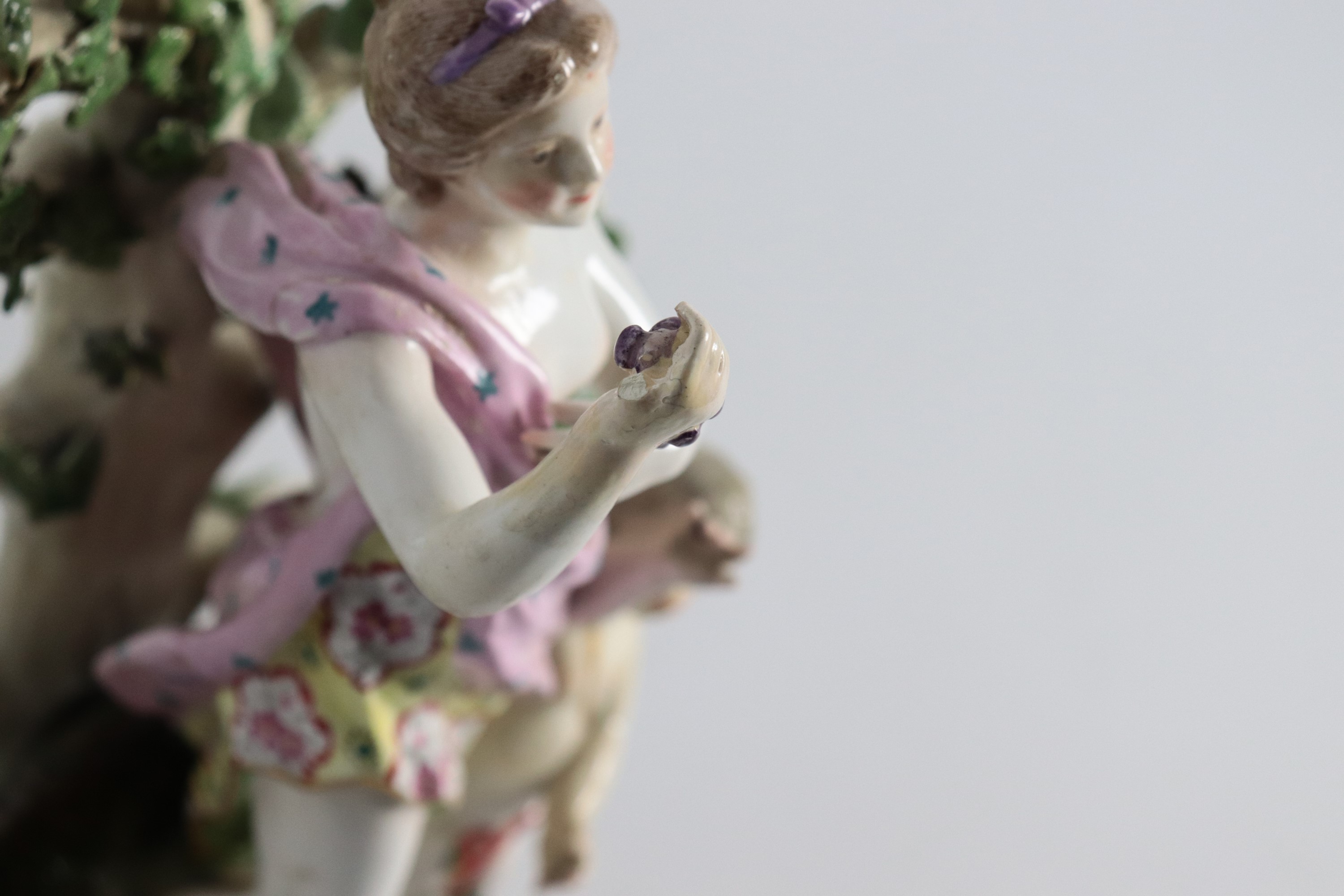 "Venere con Cupido e delfino", antico gruppo in porcellana policroma di Sassonia, difetti e qualc...