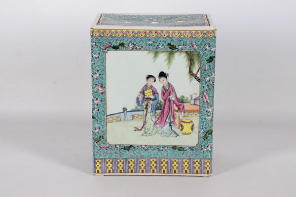 Antique Chinese porcelain flower holder, with decorations in relief enamels with chinoiserie motifs and floral interweaving, rectangular shape with removable lid