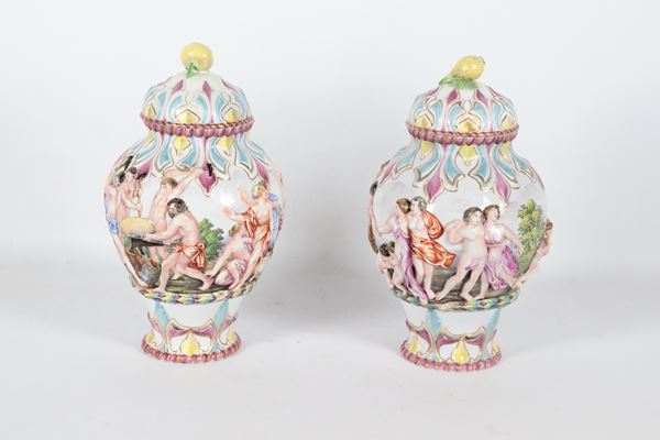 Coppia di antiche potiches in porcellana variopinta di Capodimonte, con scene mitologiche a rilievo