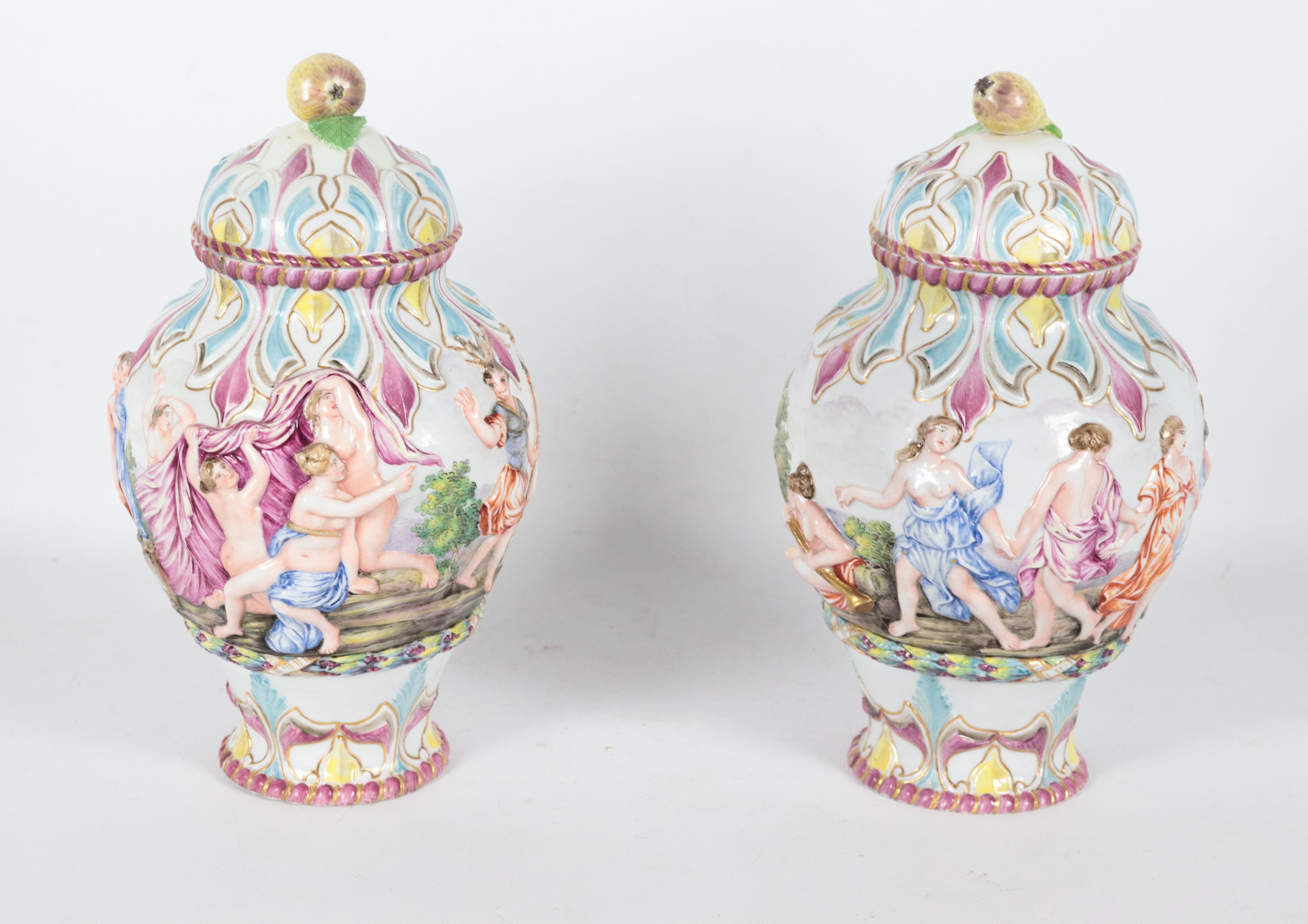 Coppia di antiche potiches in porcellana variopinta di Capodimonte, con scene mitologiche a rilie...