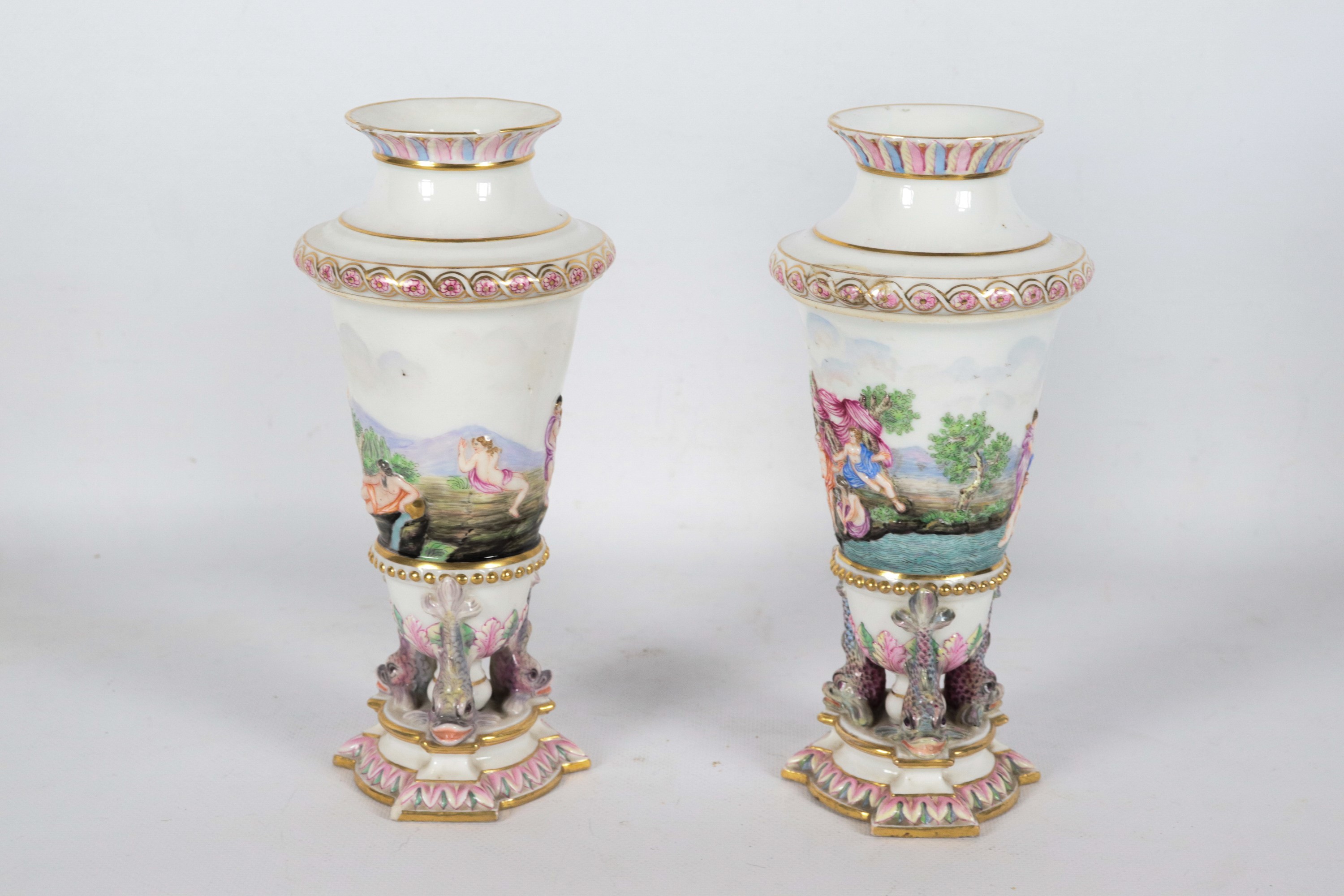 Coppia di antichi vasi in porcellana policroma di Capodimonte con figure mitologiche a rilievo e ...