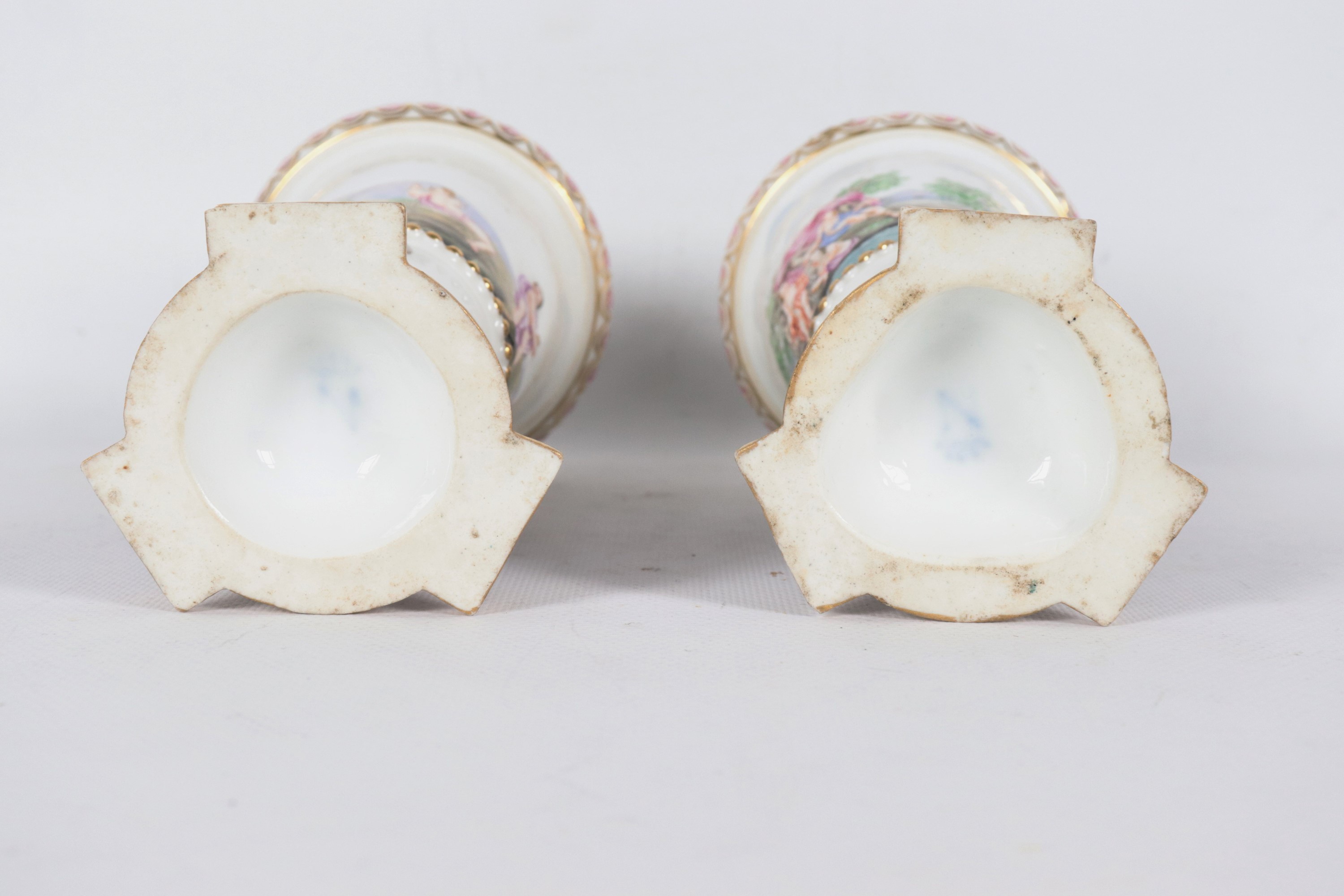 Coppia di antichi vasi in porcellana policroma di Capodimonte con figure mitologiche a rilievo e ...