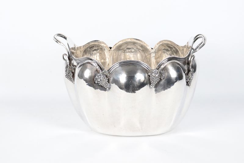 Antico cesto in argento a forma ovale sagomata, cesellato e sbalzato a motivi di grappoli d'uva, ...