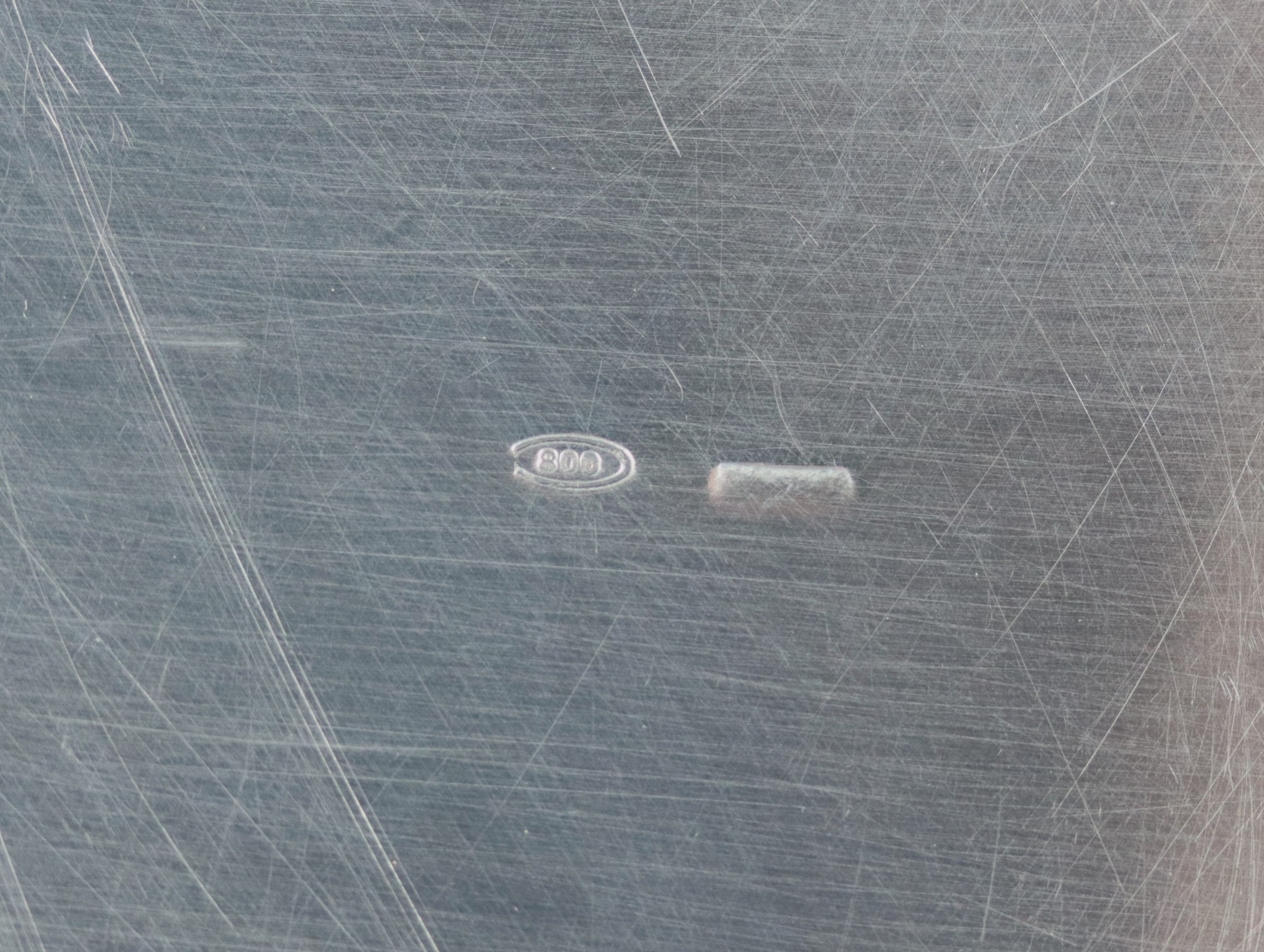 Antico cesto in argento a forma ovale sagomata, cesellato e sbalzato a motivi di grappoli d'uva, ...