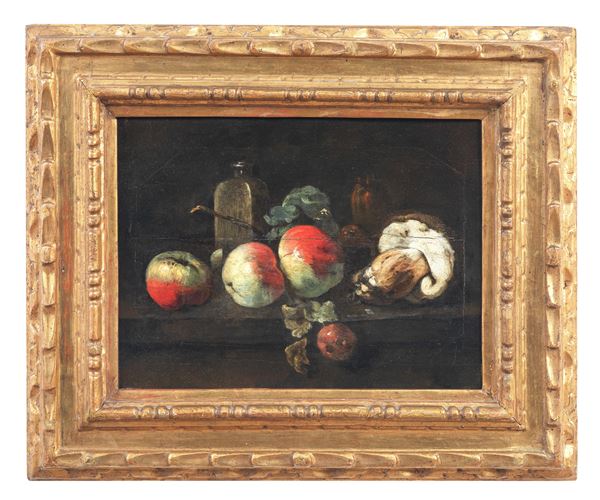 Paolo Cattamara XVII-XVIII Secolo - Bottega di. "Natura morta di frutta e funghi", piccolo dipinto ad olio su tavola in cornice in legno dorato e intagliato. La tavola è difettata