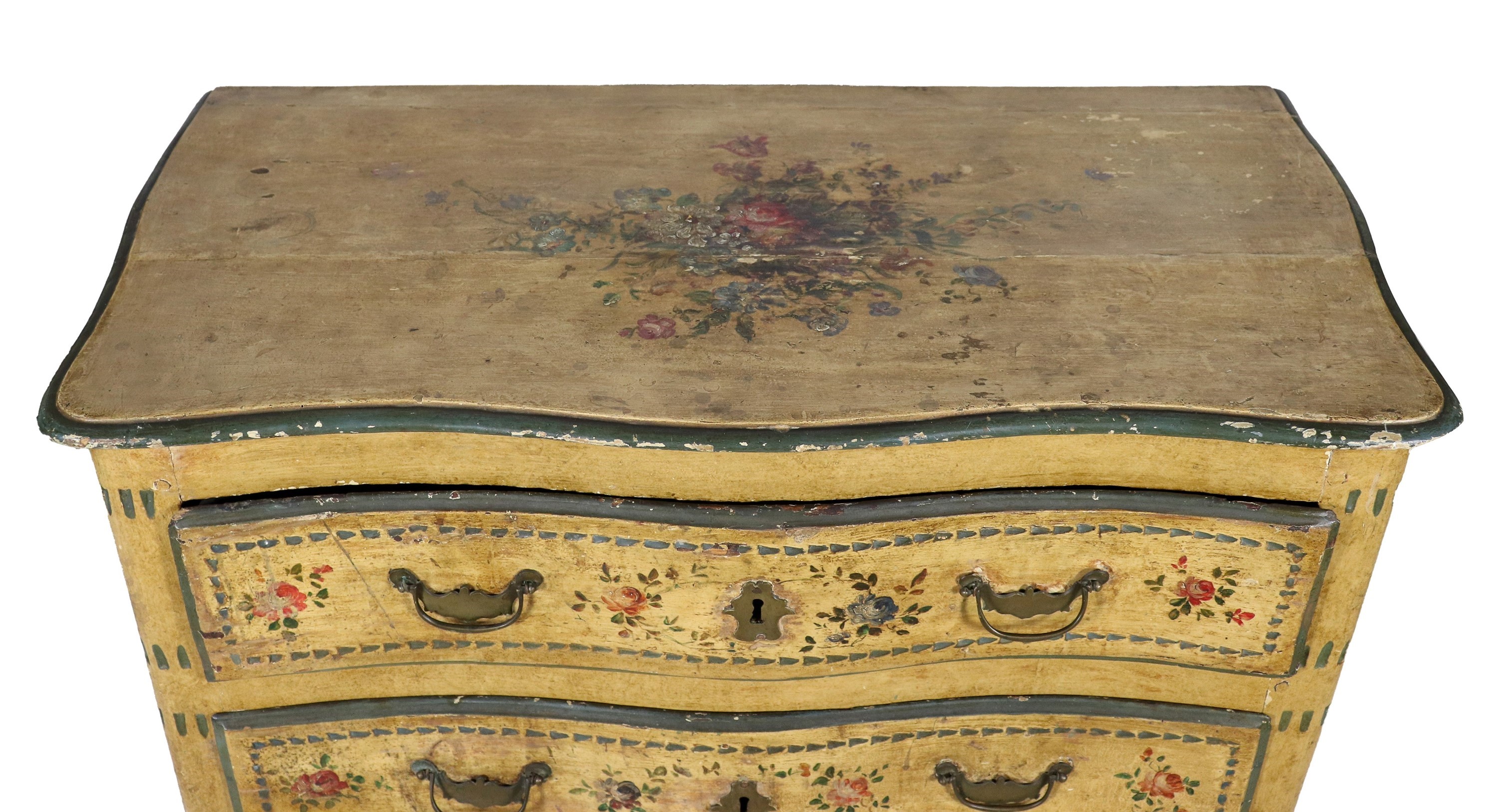 Antico comò marchigiano di linea Luigi XVI in legno laccato avorio, con decorazioni dipinte a mot...