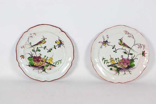 Coppia di antichi piatti in maiolica Milano con decorazioni smaltate a rilievo a cineserie. Un piatto presenta felatura