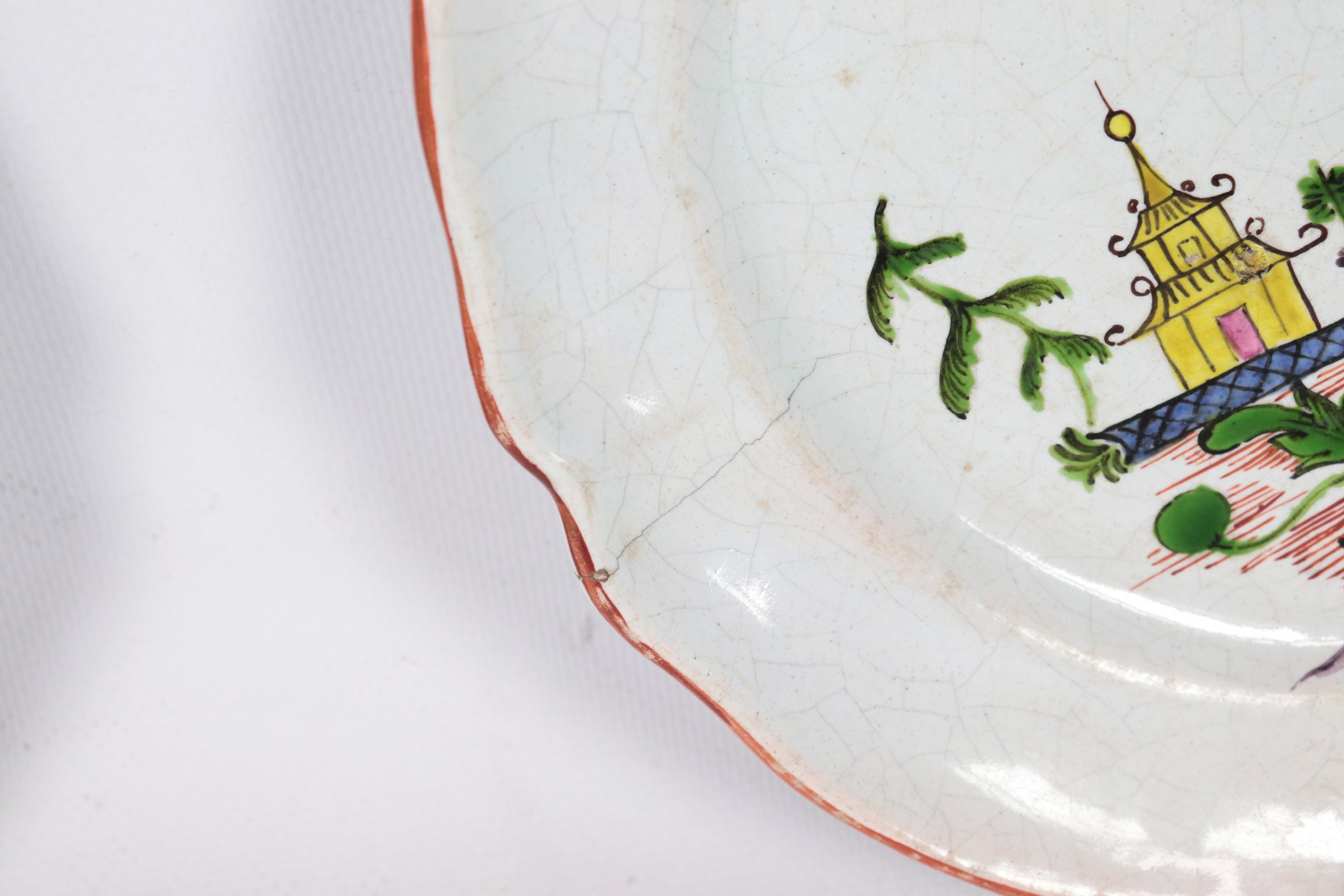 Coppia di antichi piatti in maiolica Milano con decorazioni smaltate a rilievo a cineserie. Un pi...