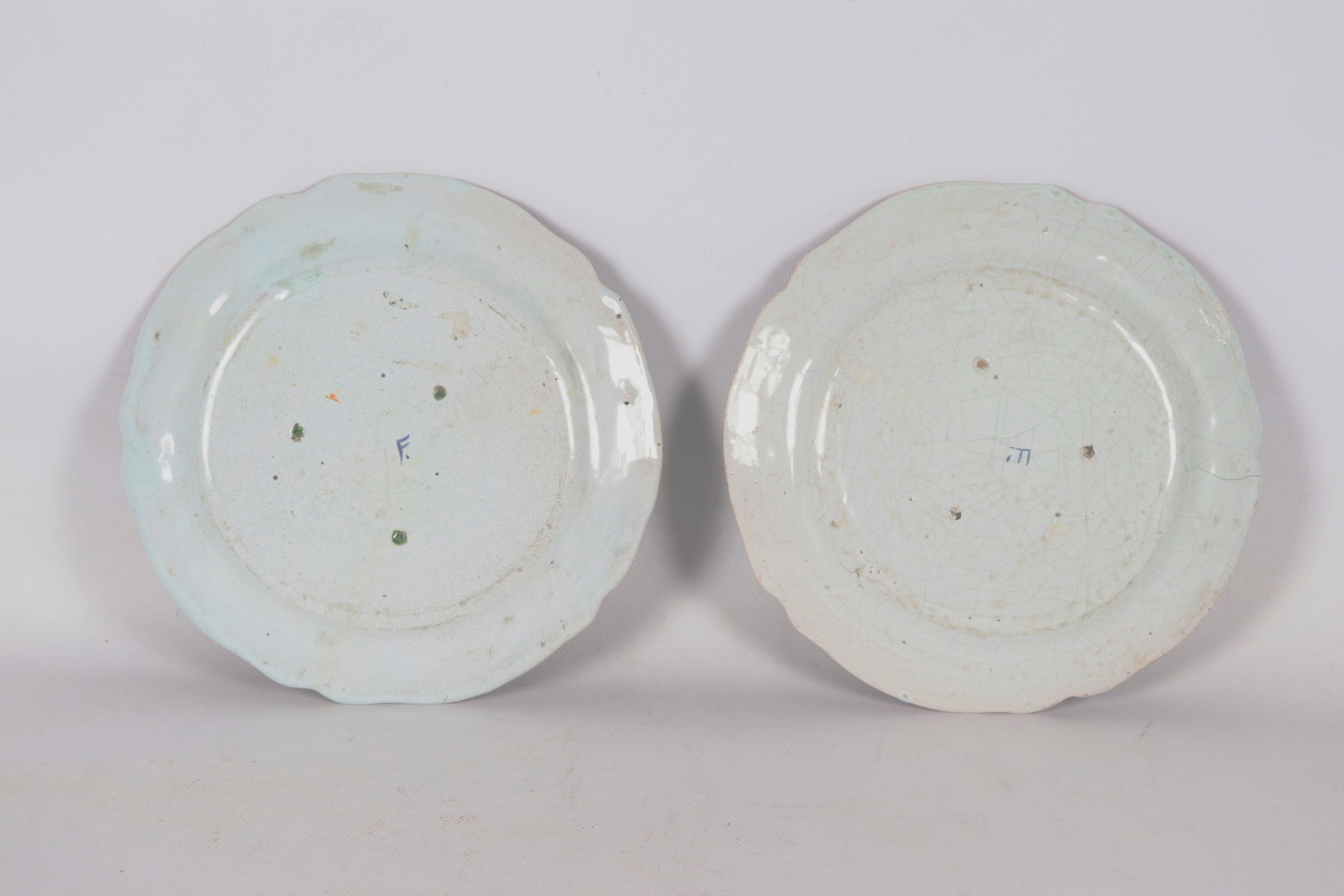 Coppia di antichi piatti in maiolica Milano con decorazioni smaltate a rilievo a cineserie. Un pi...