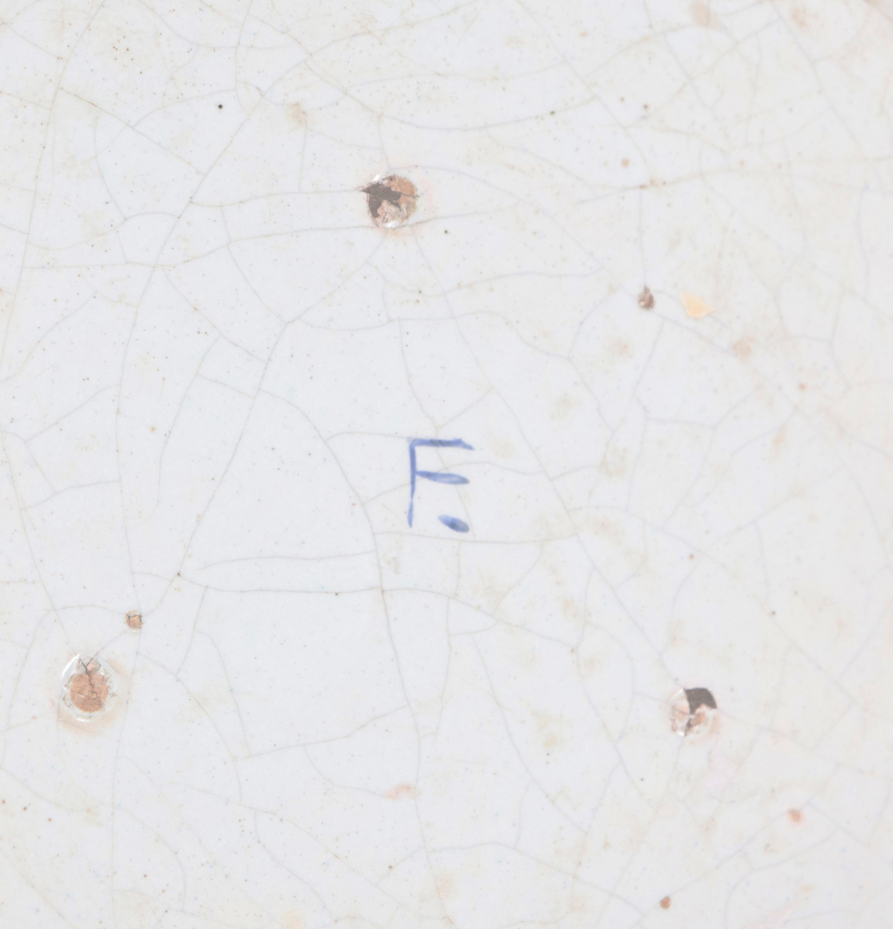 Coppia di antichi piatti in maiolica Milano con decorazioni smaltate a rilievo a cineserie. Un pi...