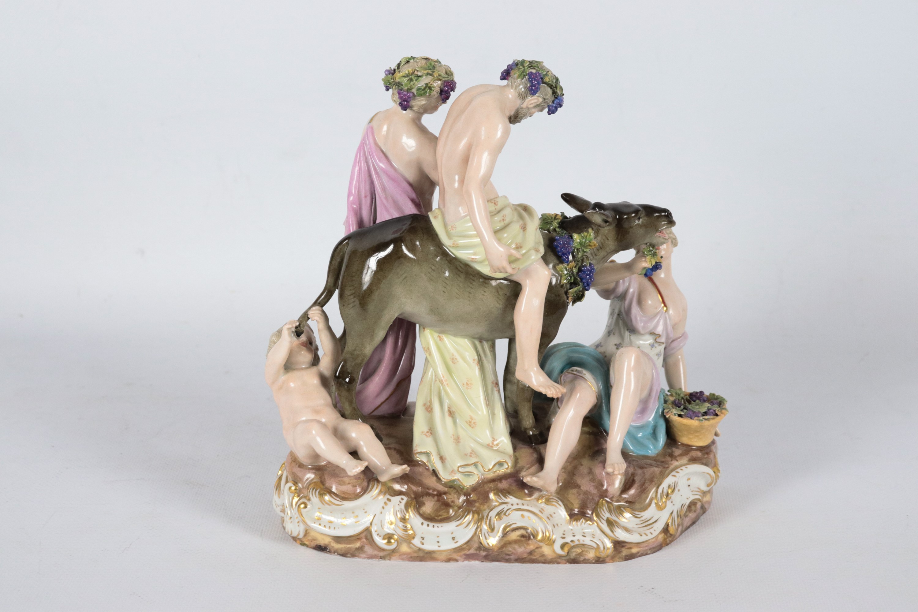 "Baccanale", antico gruppo in porcellana variopinta di Meissen, lievi mancanze. XIX Secolo