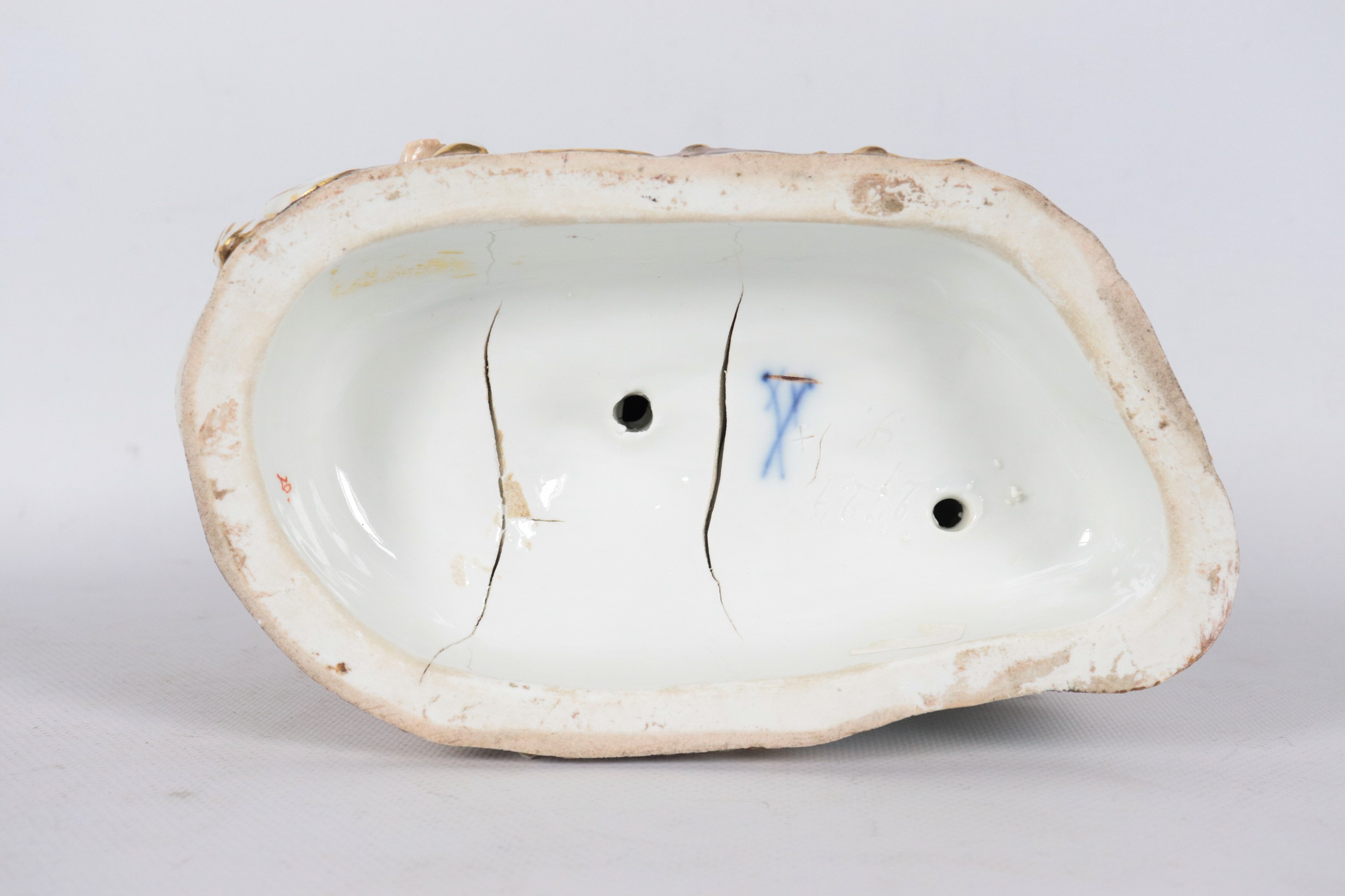 "Baccanale", antico gruppo in porcellana variopinta di Meissen, lievi mancanze. XIX Secolo