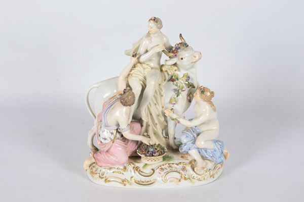 "Il ratto di Europa", antico gruppo in porcellana variopinta di Meissen, lievi mancanze. XIX Secolo