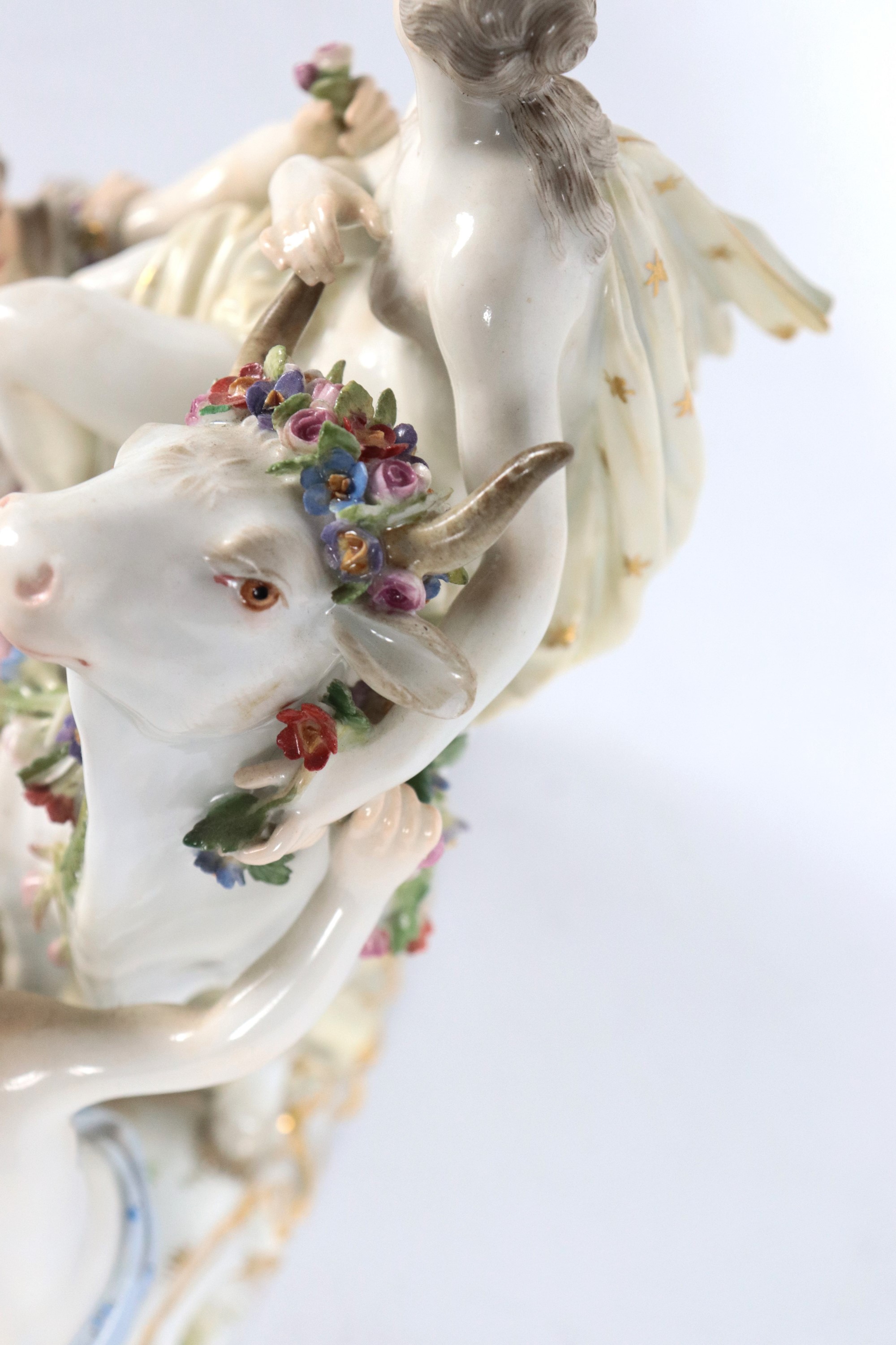 "Il ratto di Europa", antico gruppo in porcellana variopinta di Meissen, lievi mancanze. XIX Seco...