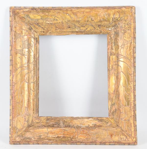 Antique small frame in gilded wood and graffito